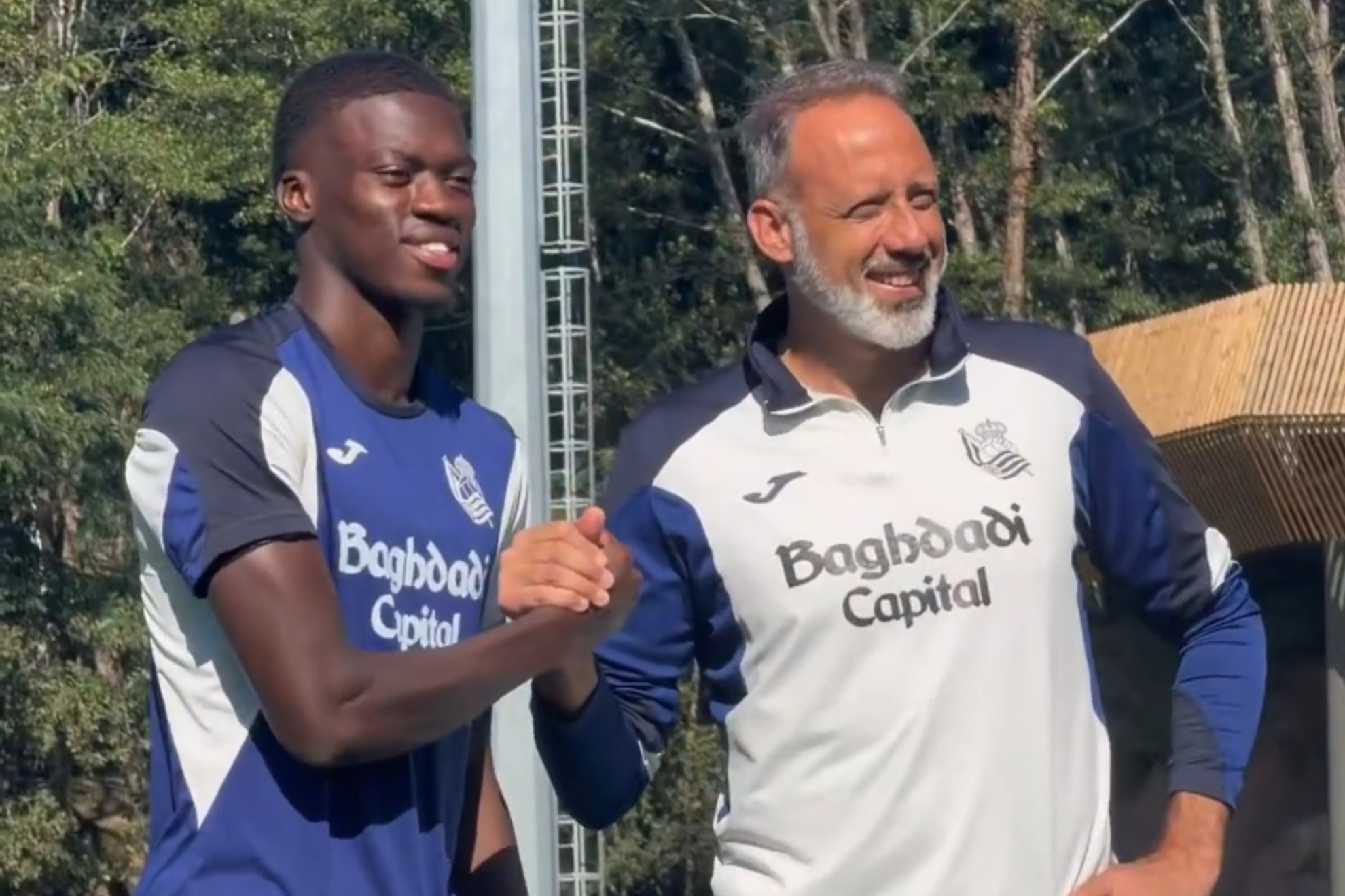 Mamadou Sarr posa con Pellegrino Matarazzo antes de su primer entrenamiento con la Real. RS
