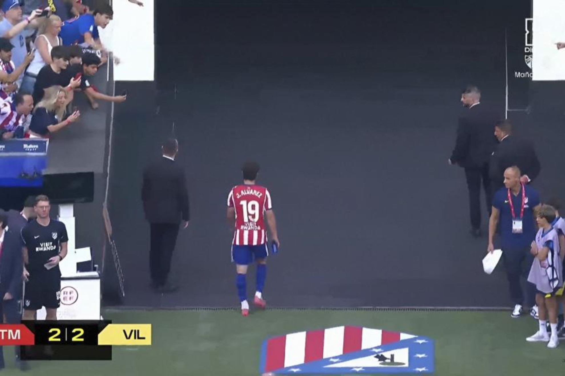 Julián se retira sólo del Metropolitano tras el partido ante el Villarreal.