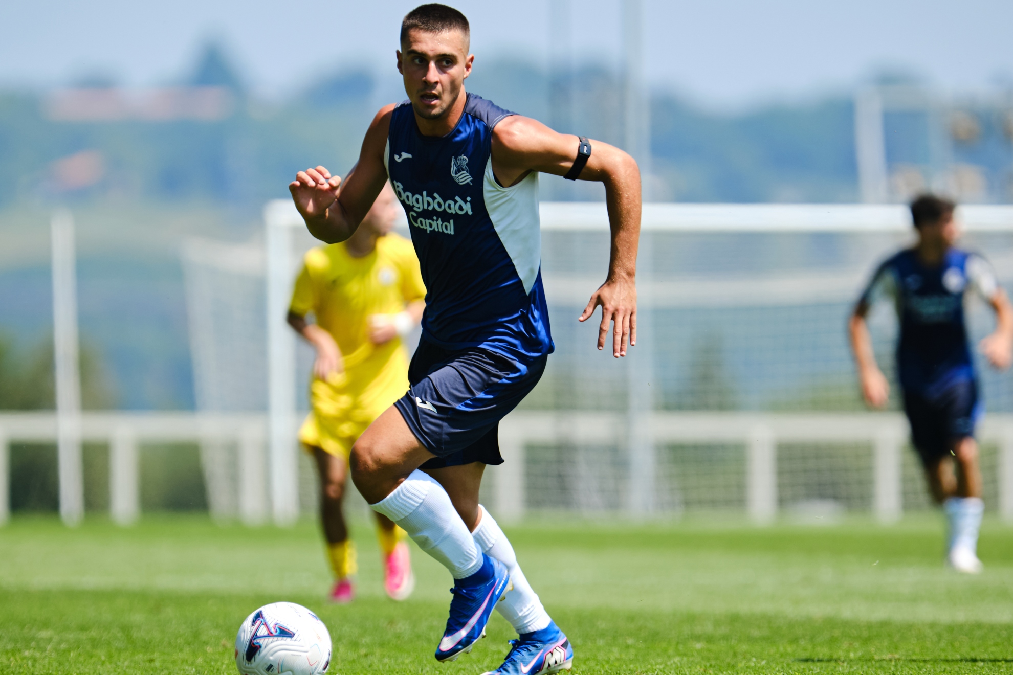 Jon Karrikaburu, durante el amistoso de pretemporada contra el Pau. REAL SOCIEDAD
