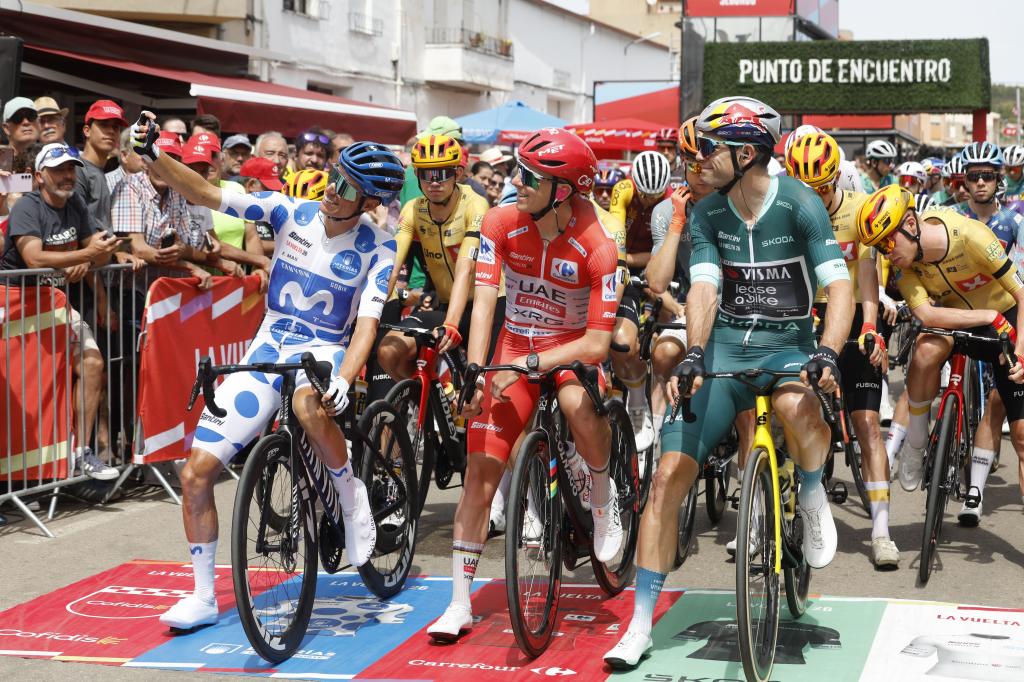 Los ciclistas (de i a d) Enric Mas,Tadej Pogačar y Wout van Aert posan para un selfi momentos antes del comienzo de la séptima etapa de La Vuelta a España.