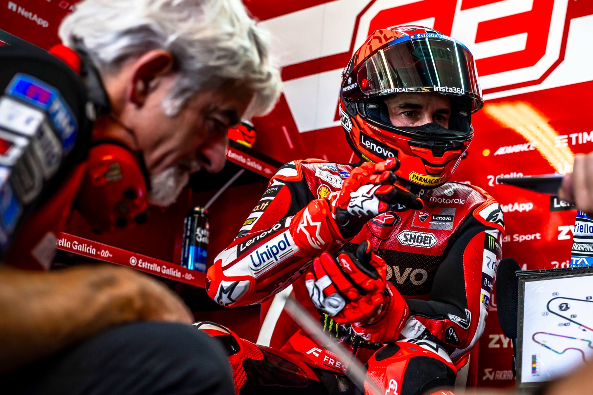 Marc Márquez habla y Gigi Dall'Igna escucha en Aragón. DUCATI