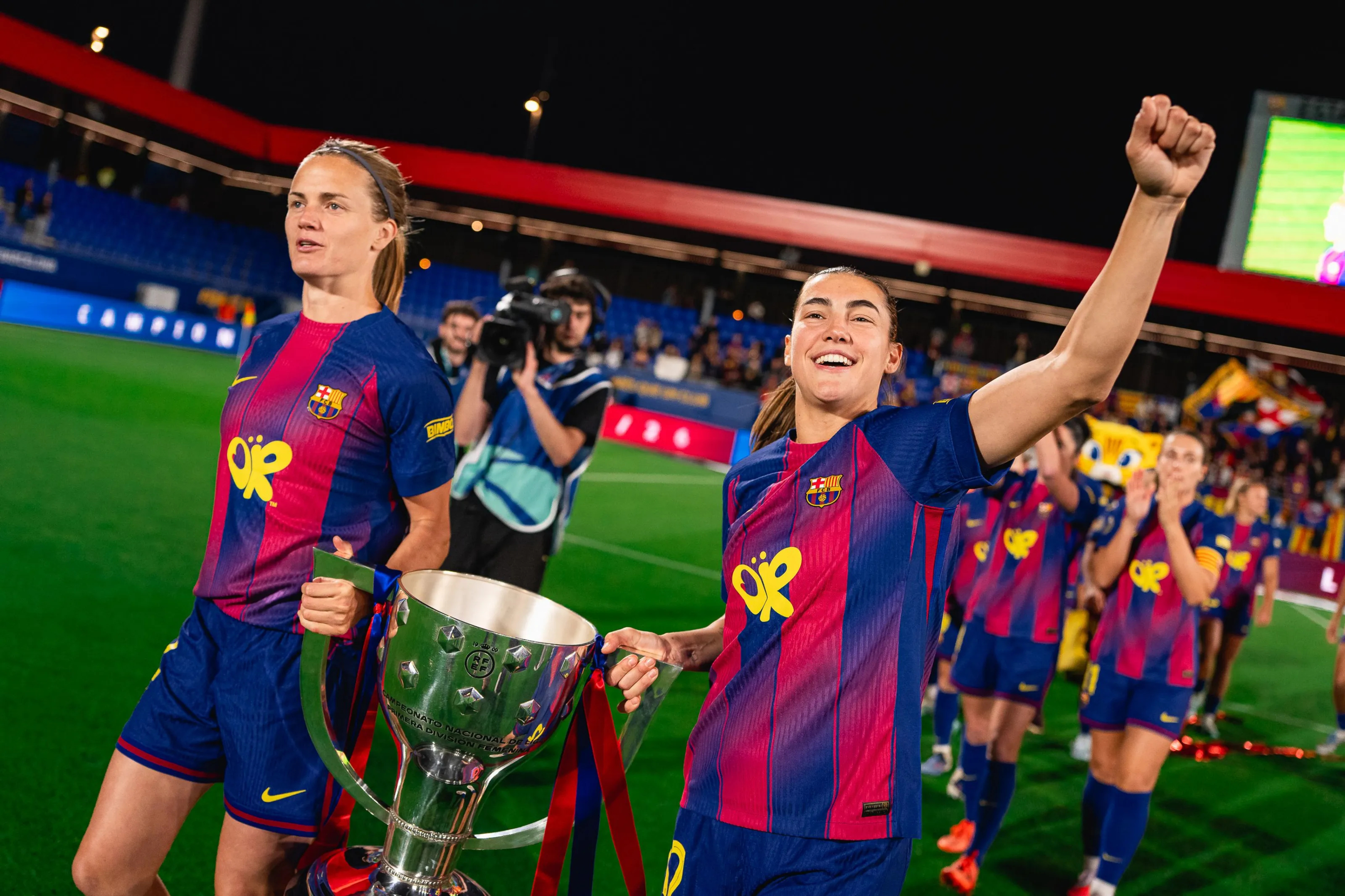 Irene Paredes y Patri Guijarro pasean el trofeo de la Liga conquistada