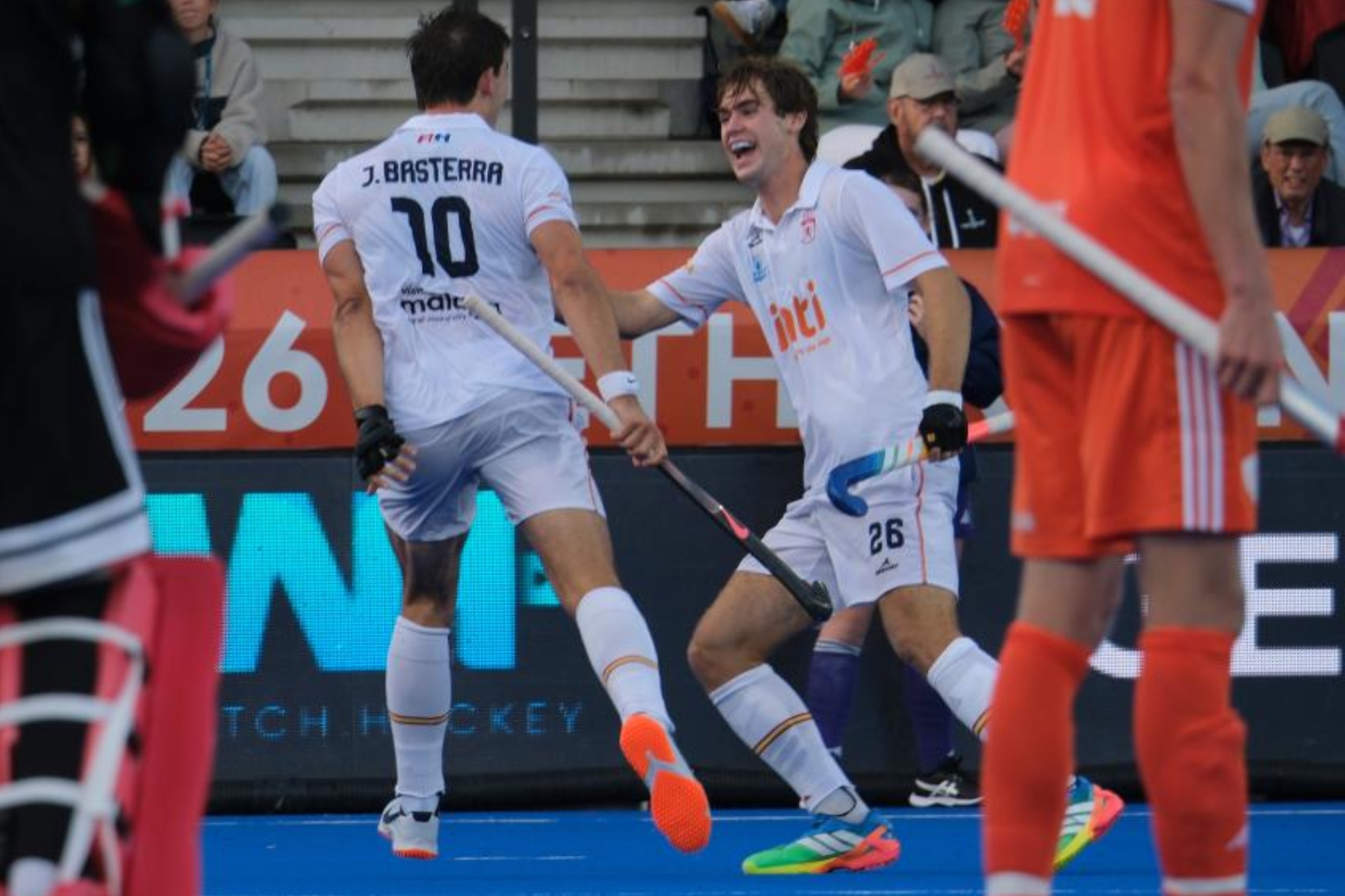 'Chefo' Basterra y Bruno Font celebran un gol