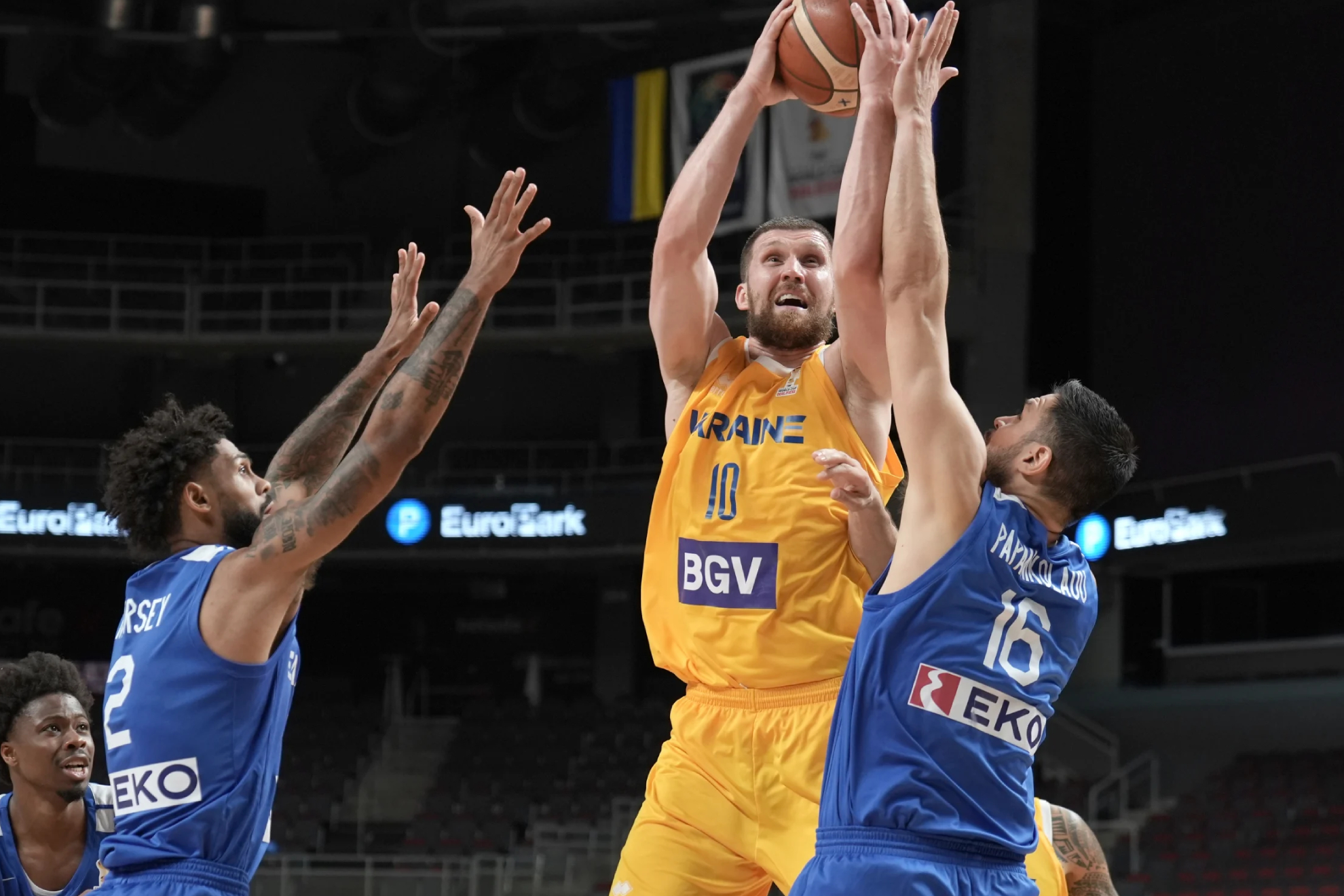 Sviatoslav Mykhailiuk trata de anotar ante Kostas Papanikolaou. FIBA PHOTO.
