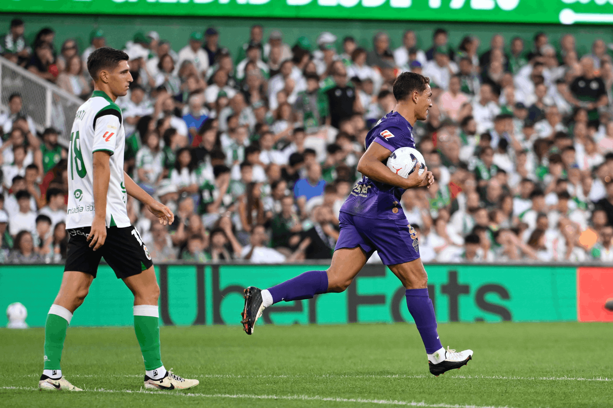 Ponce se lleva el balón tras un gol del Elche EFE