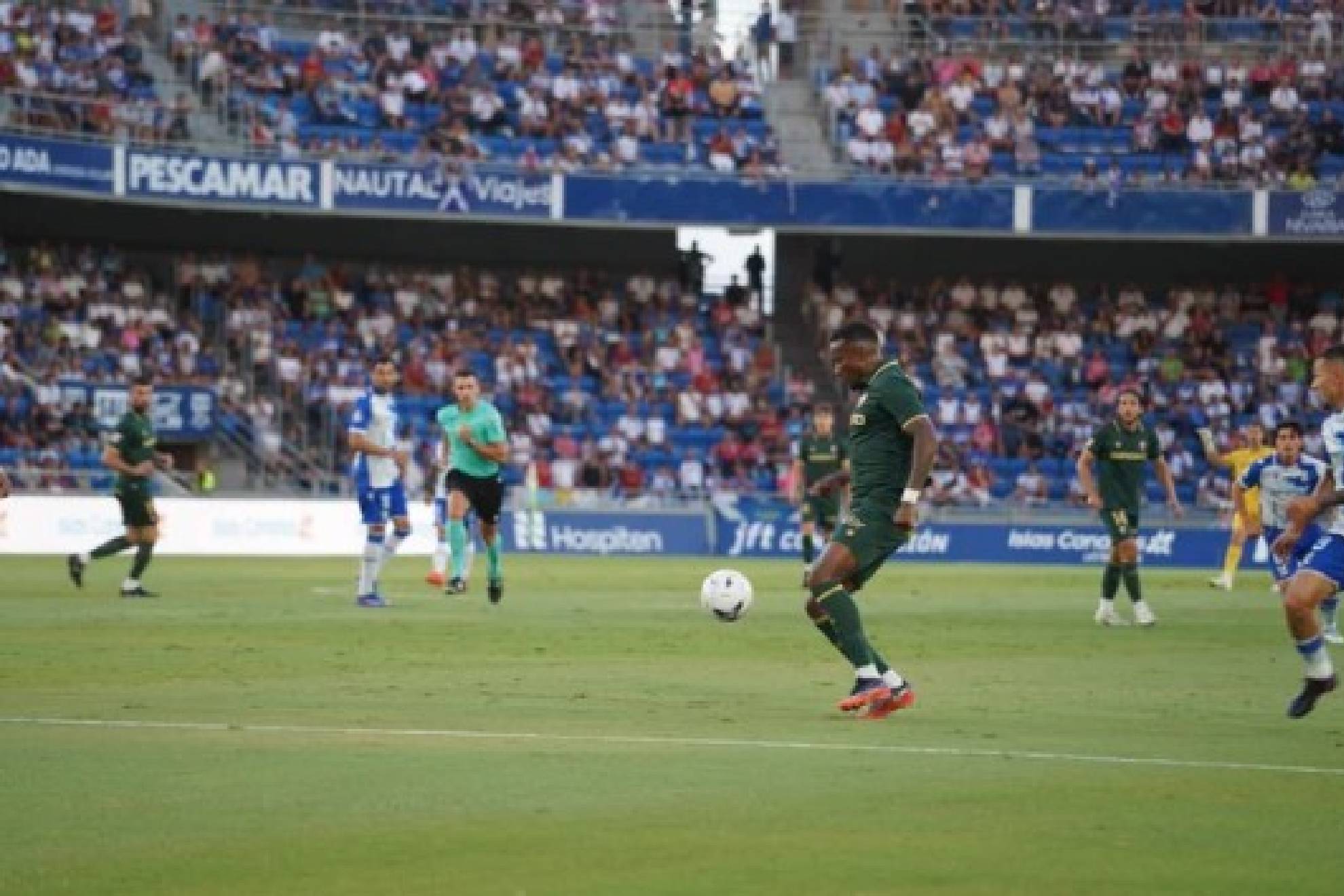 Imagen del partido que disputan Tenerife y Sporting en el Heliodoro