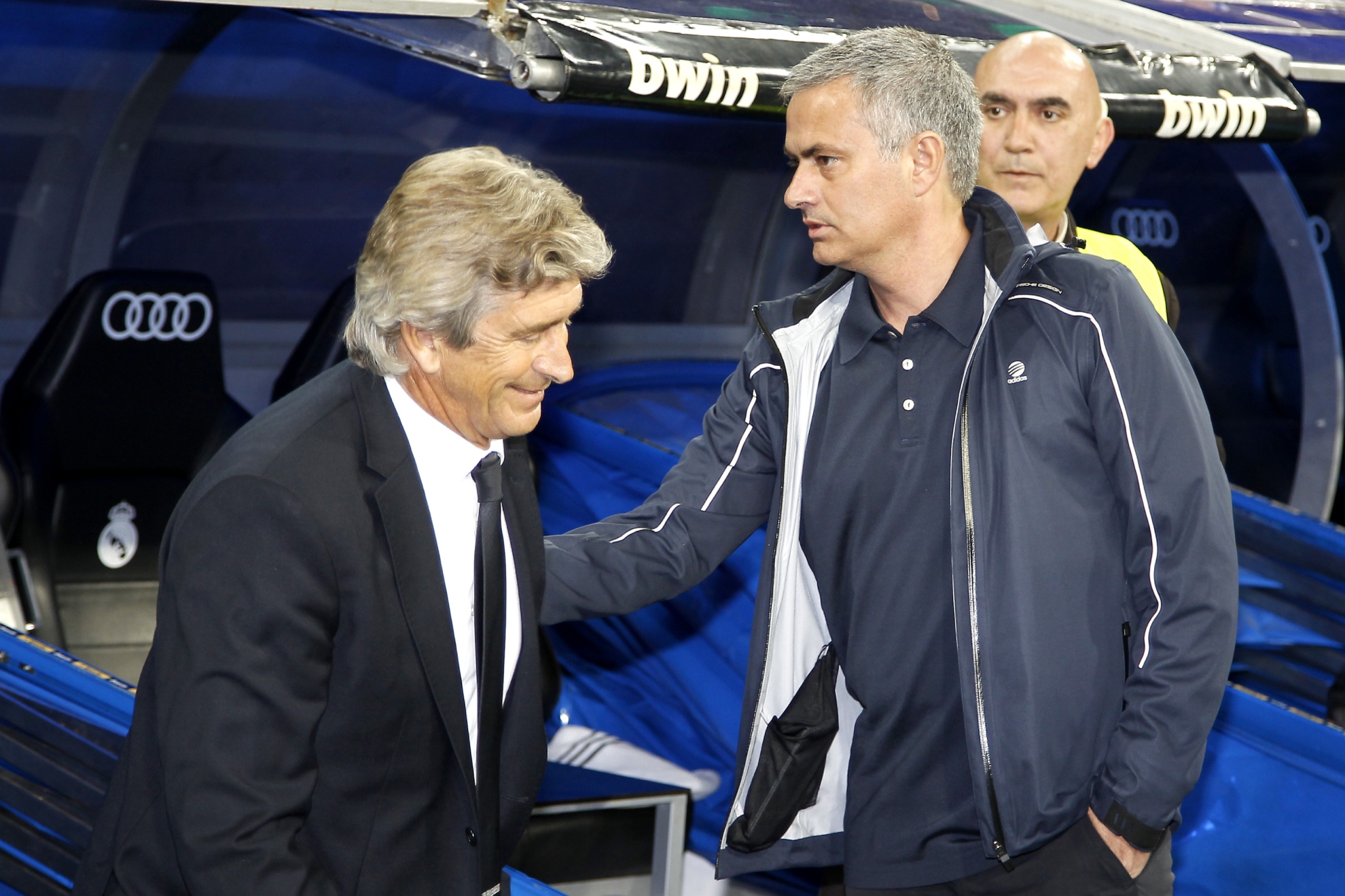 Pellegrini, por entonces técnico del Málaga, y Mourinho se saludan en el Bernabéu en el año 2013. ANGEL RIVERO