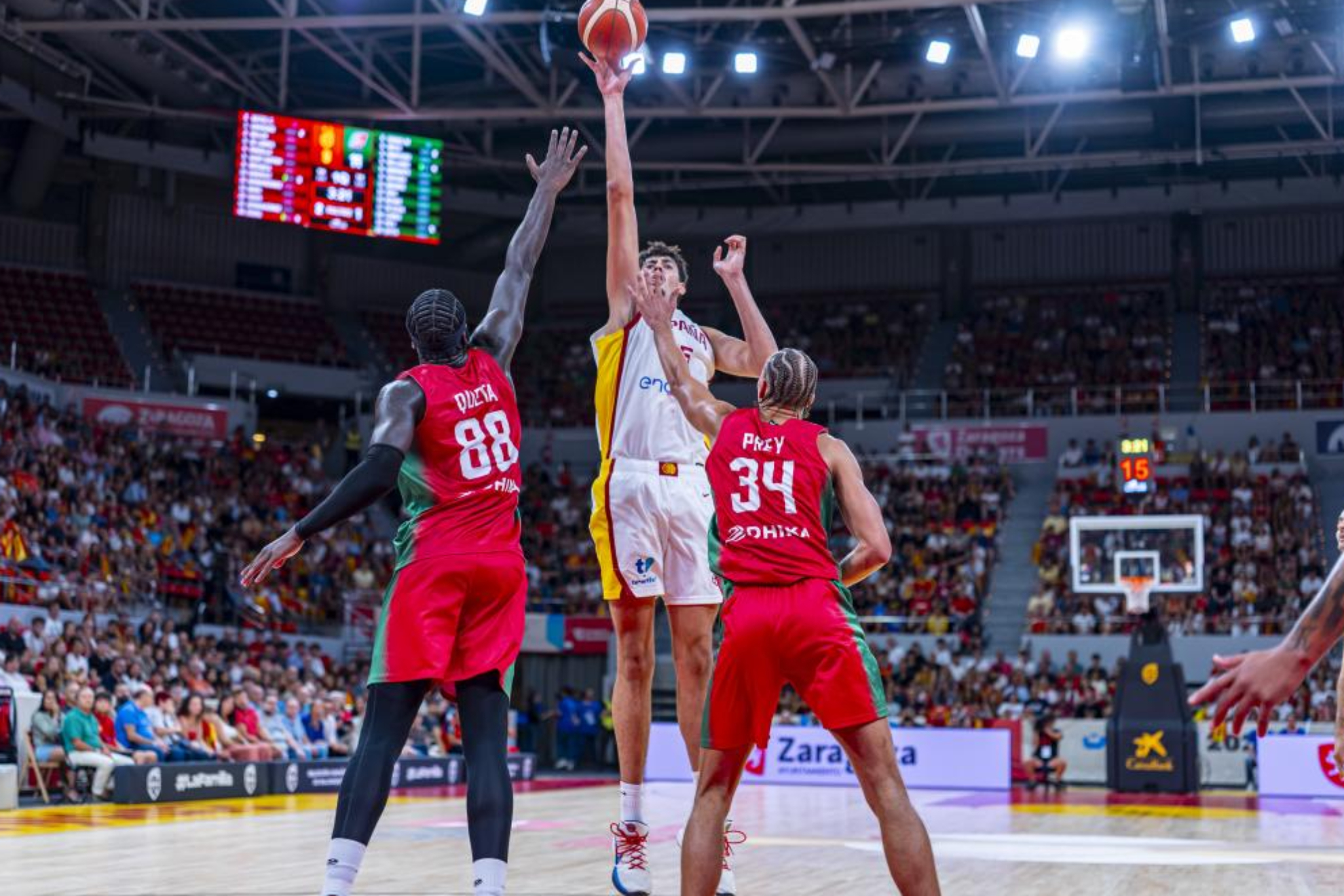 Aday Mara lanza a canasta durante su estreno con la selección española. Alberto Nevado.