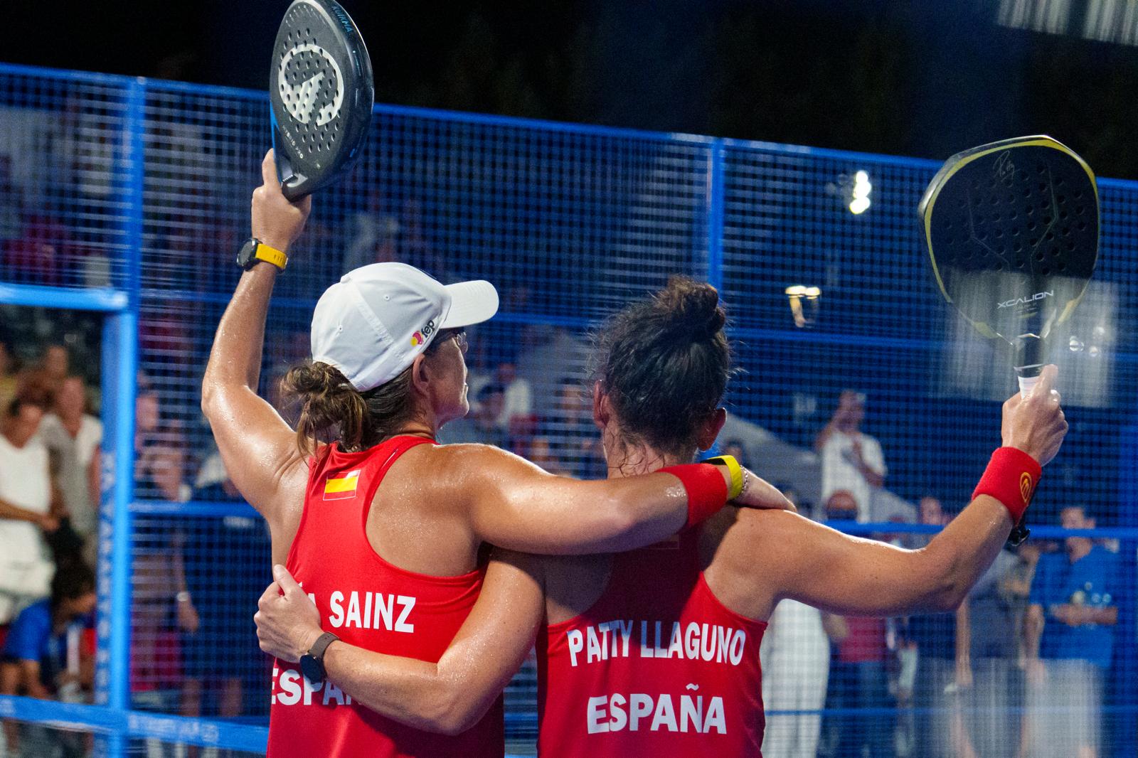 Sainz y Llaguno celebran el oro en Taranto. FEP