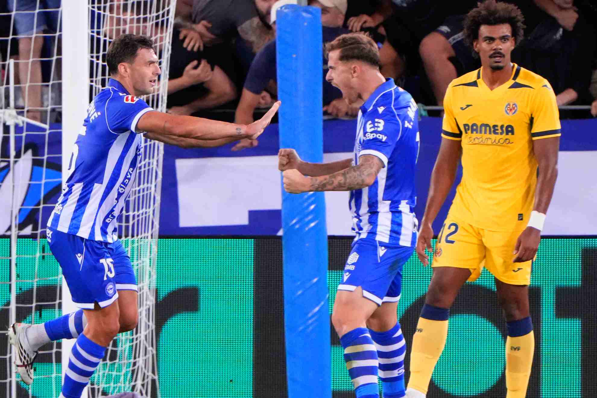 El Alavés celebra su gol ante el Villarreal EFE
