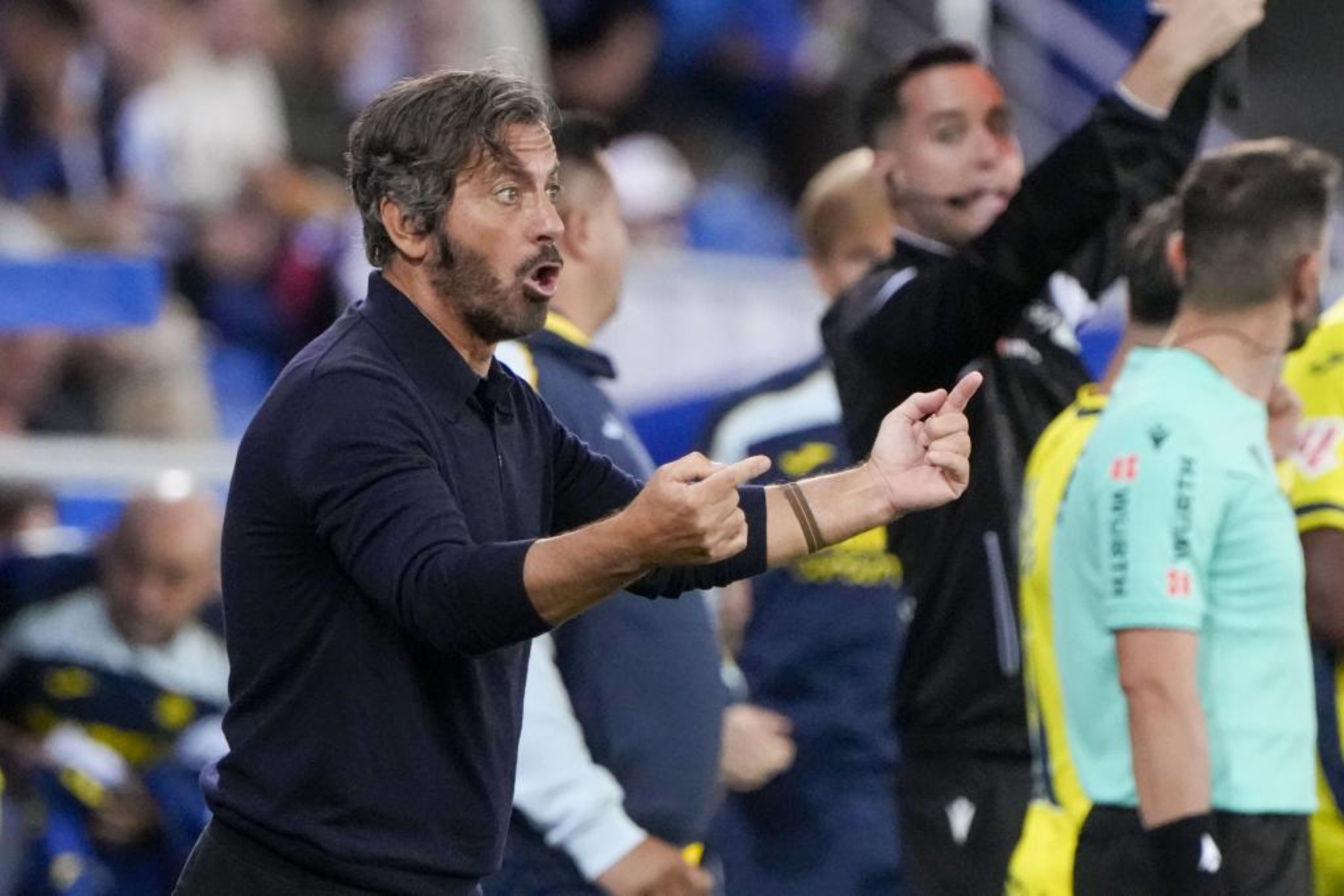 Quique, entrenador del Alavés, da una indicación en el encuentro ante el Villarreal. EFE