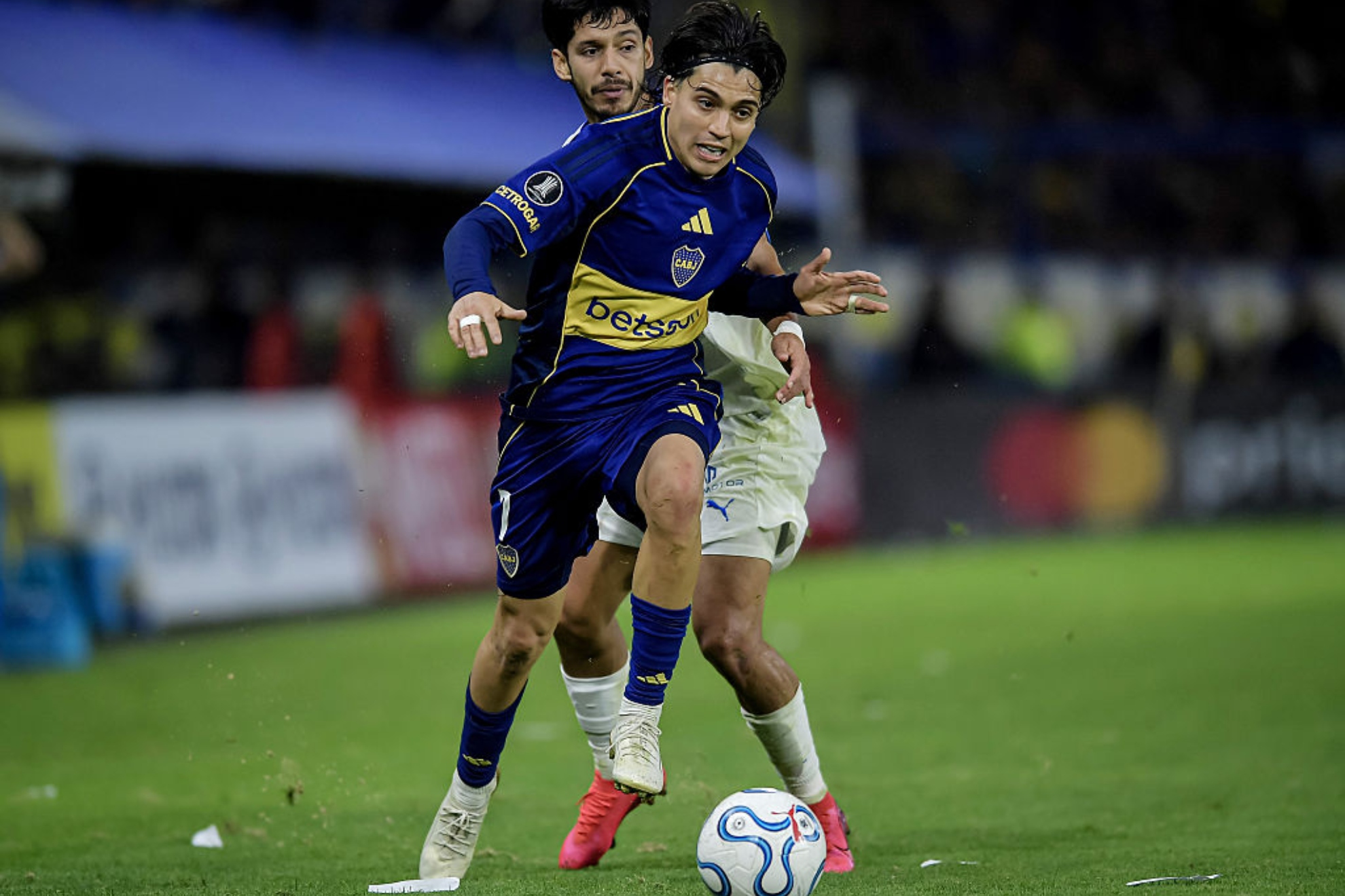 Exequiel Zeballos conduce el balón en un encuentro con Boca Juniors. GETTY IMAGES