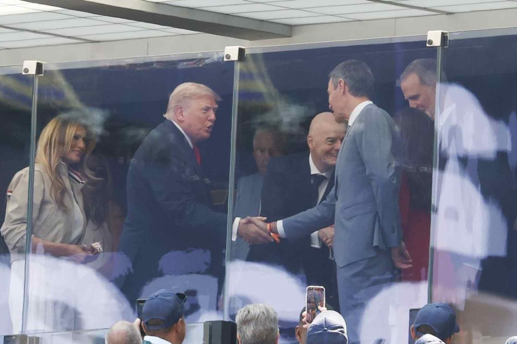 Pedro Sánchez saluda a Donald Trump en la final del Mundial. CHEMA REY (MARCA)