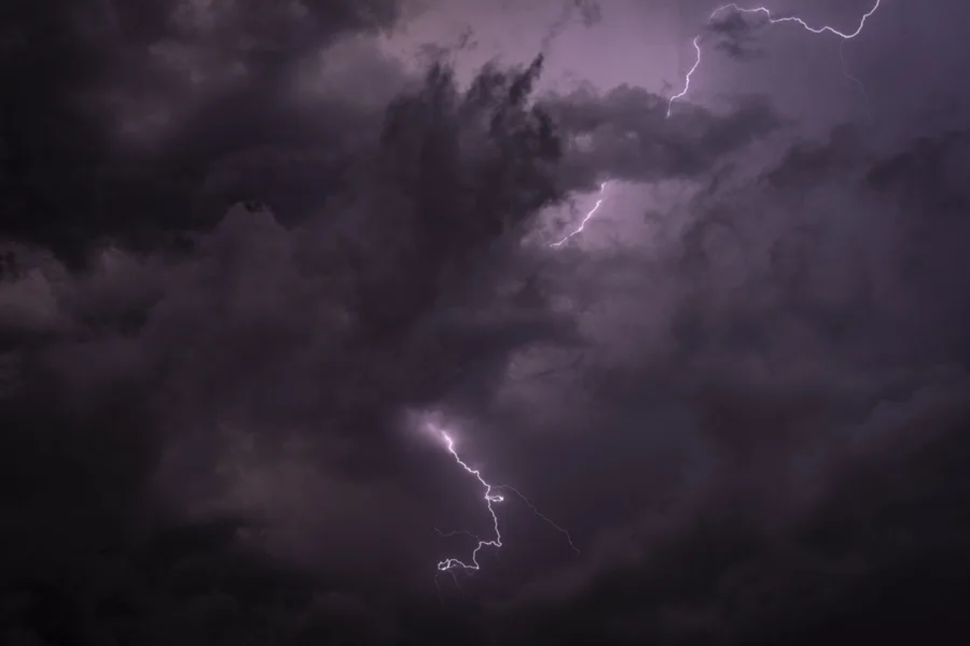 Imagen de un rayo y nubes. EFE