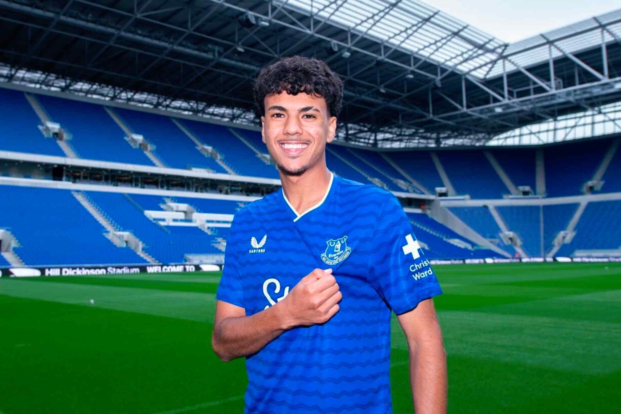 Adam Aznou en su presentación como jugador del Everton.