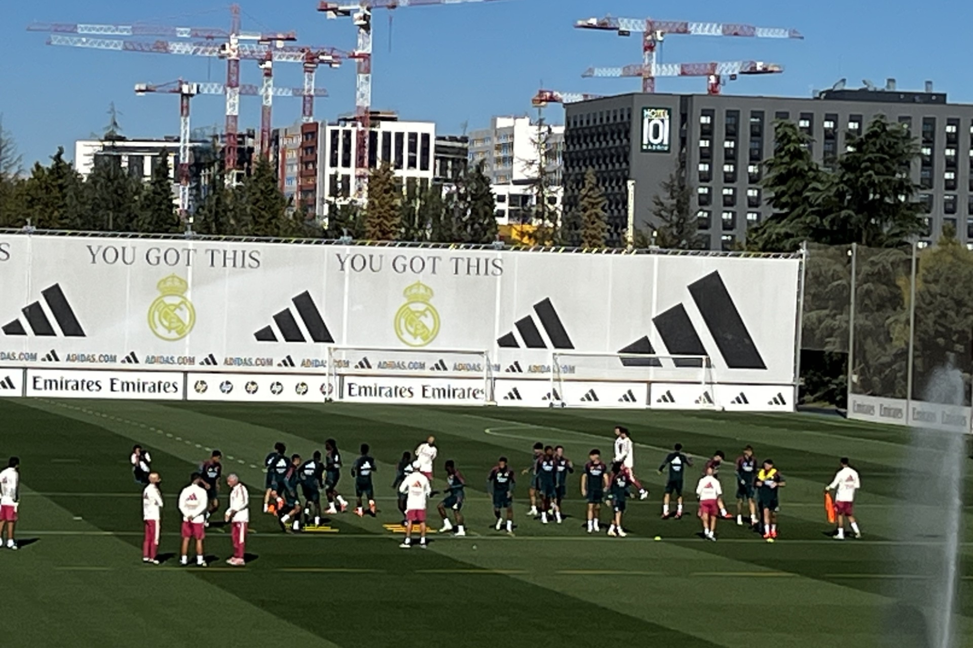 Un momento del entrenamiento de esta mañana del Real Madrid .