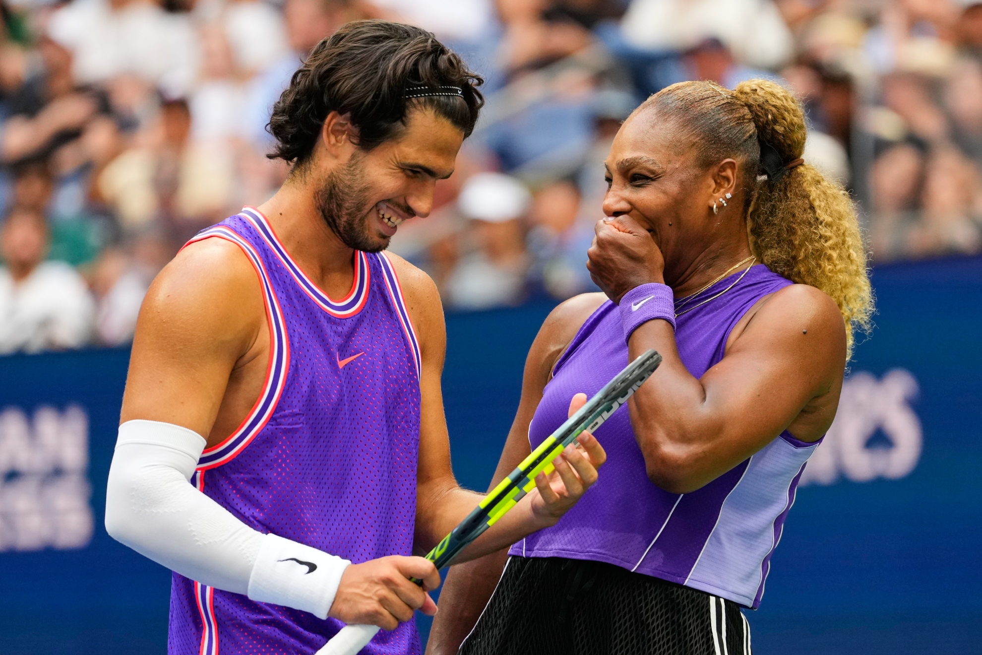 Alcaraz y Serena sonríen durante el dobles mixto.