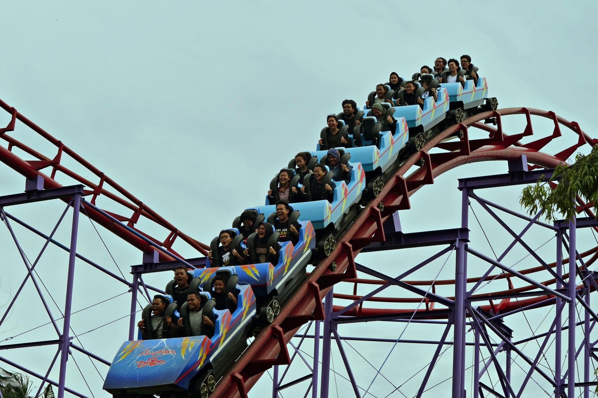 Imagen de recurso de una montaña rusa. Pixabay.