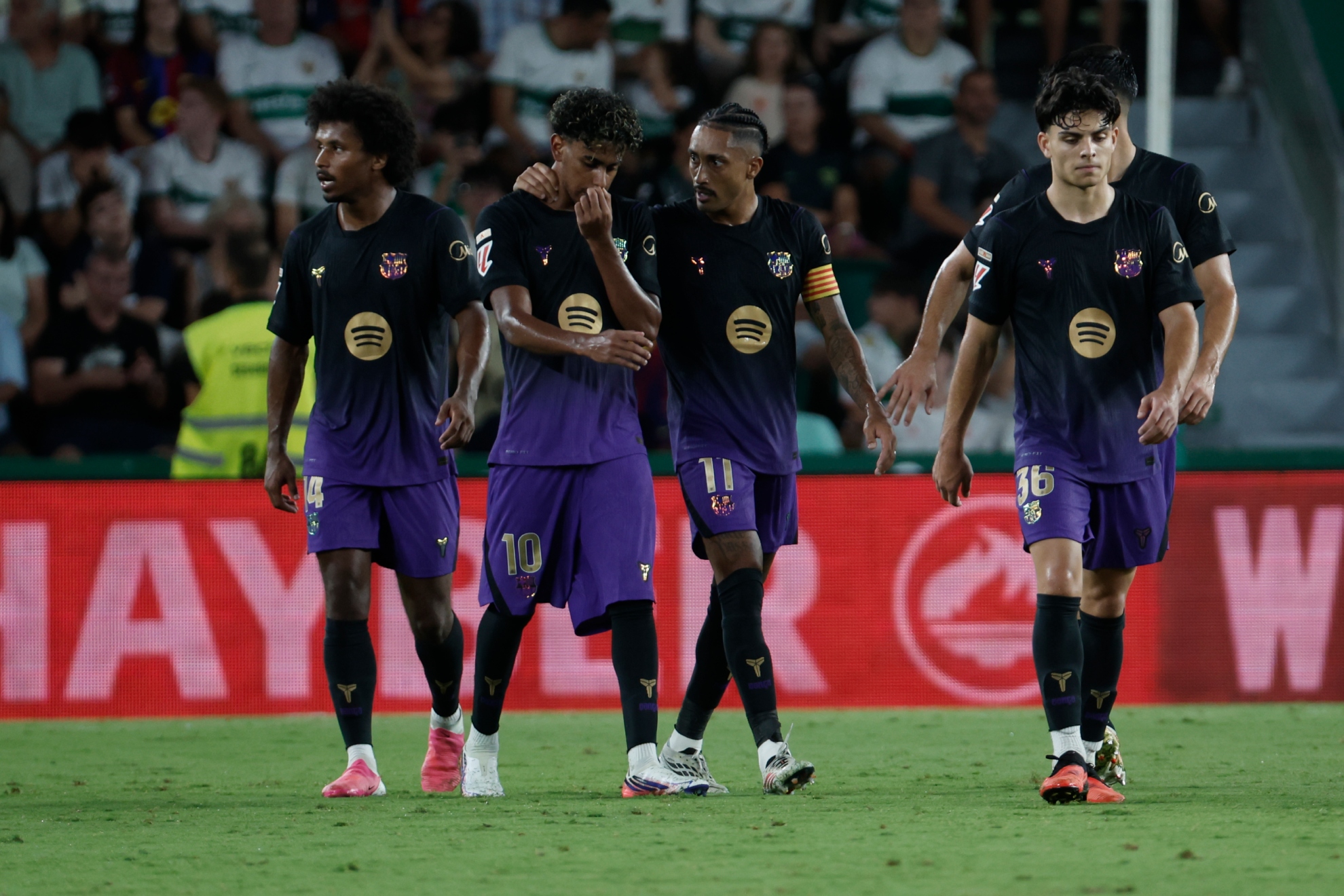 Los jugadores del Barcelona en el partido frente al Elche. EFE