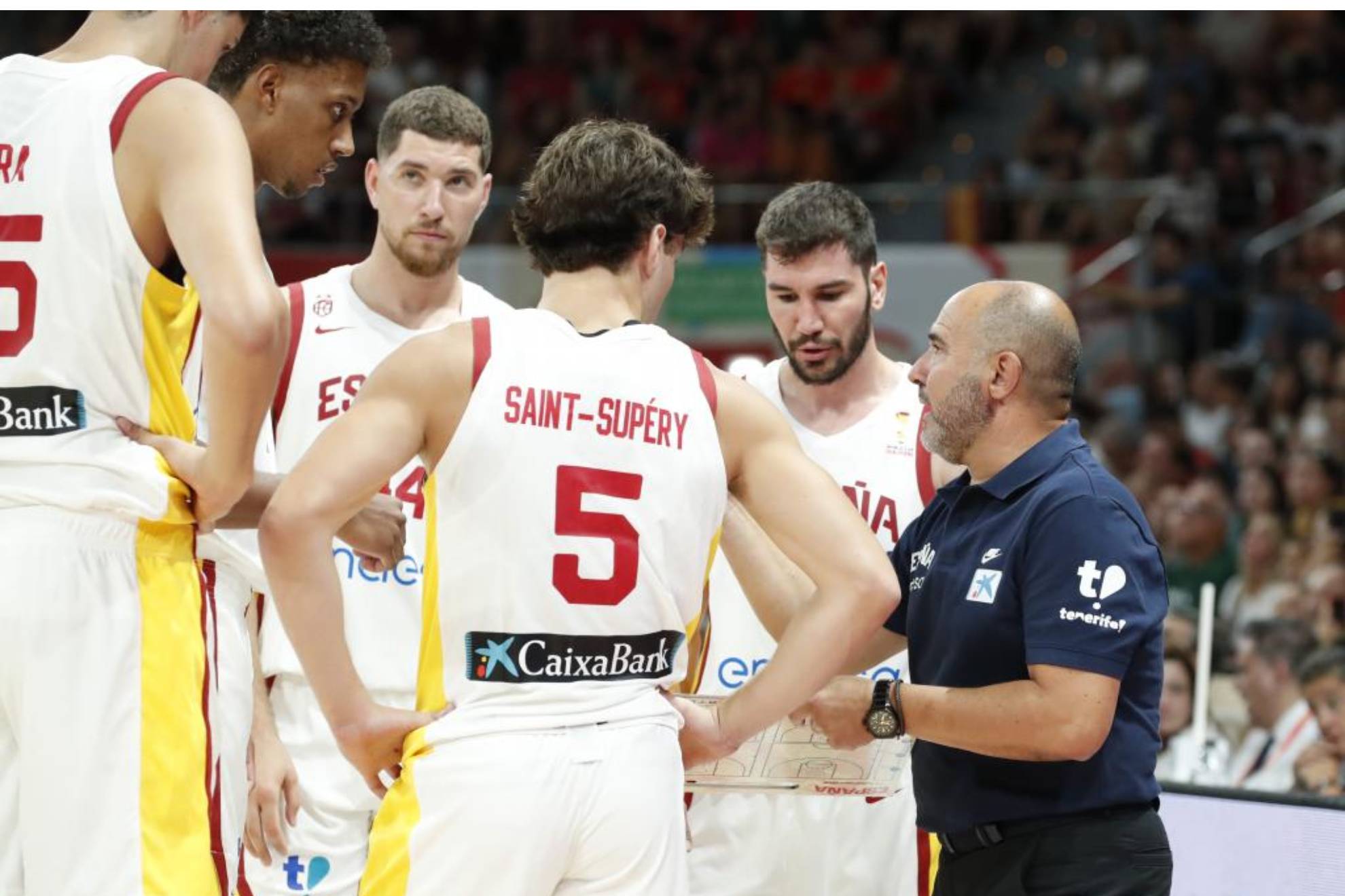 Chus Mateo da instrucciones a sus jugadores durante el partido ante Portugal. EFE