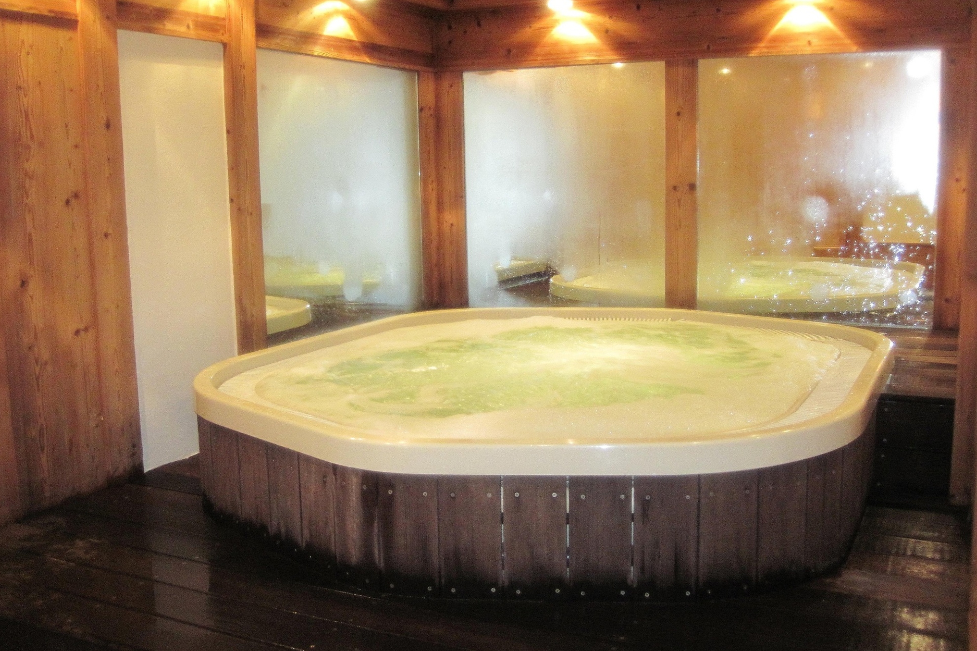 La autopsia confirma la muerte accidental de los turistas irlandeses de Cullera por el sistema de succión y electricidad del jacuzzi EFE