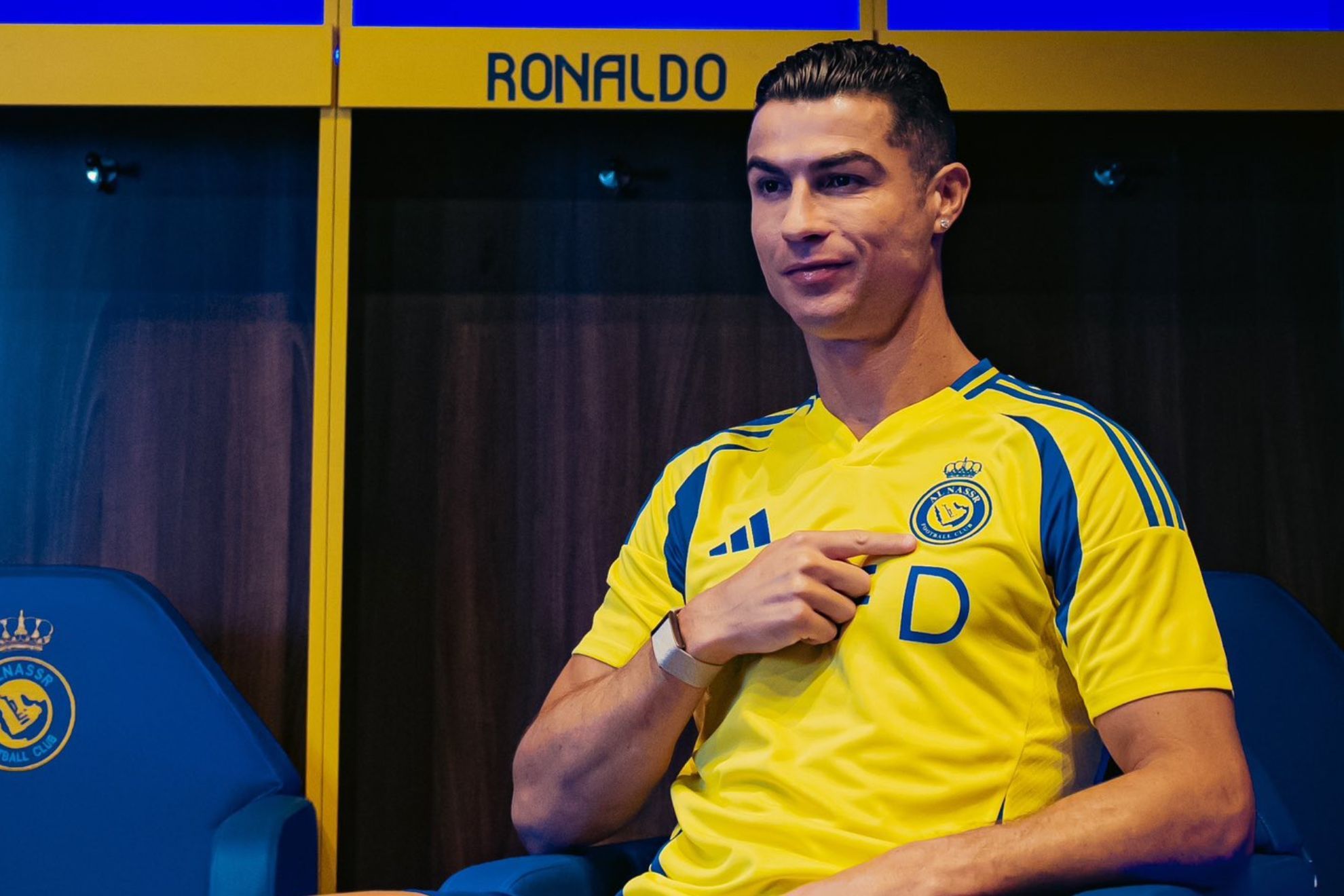 Cristiano Ronaldo posa con la camiseta de Al-Nassr.