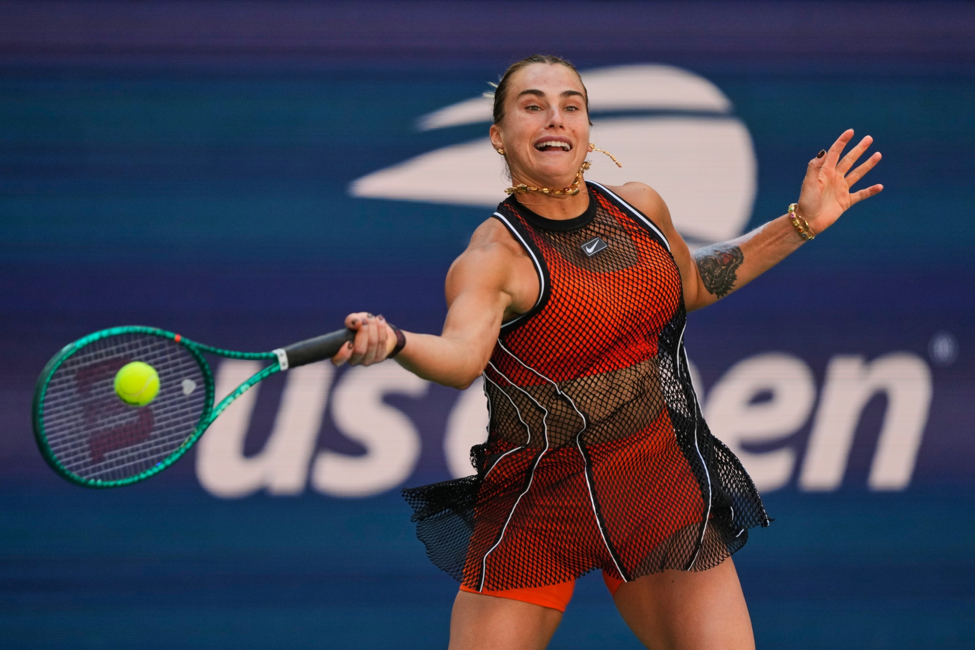Sabalenka pega de derecha.