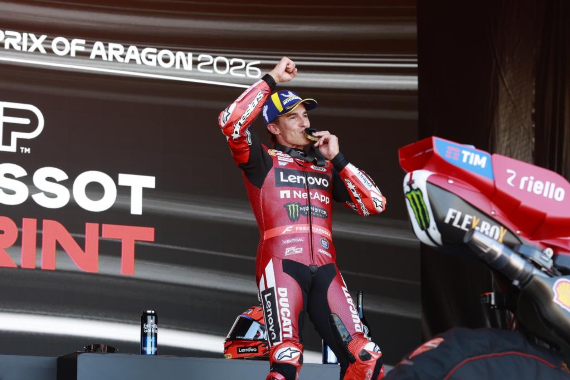 Marc Márquez, en el podio del Sprint de Aragón. EFE