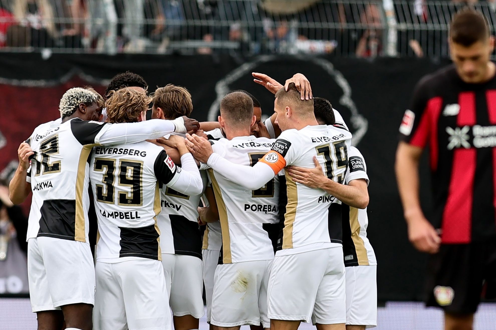Los jugadores del Elversberg celebran el primer gol contra el Leverkusen