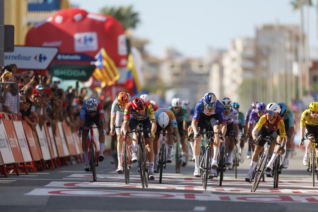 El ciclista francés Bryan Coquard (2d), del Cofidis, se impone al sprint en la octava etapa de La Vuelta a España entre Puçol y Xeraco. EFE
