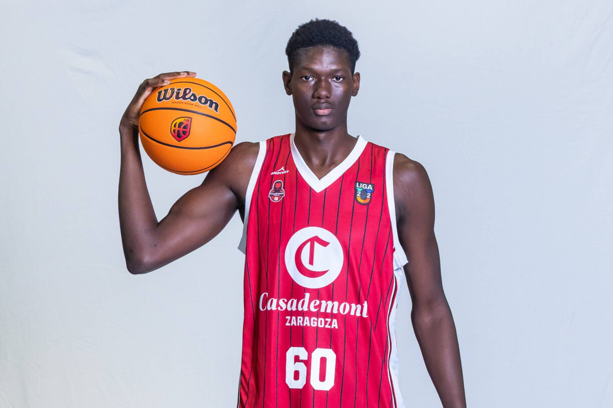 Soumaila Keita, en la sesión oficial de fotos del Casademont Zaragoza para la Liga U. ACB PHOTO