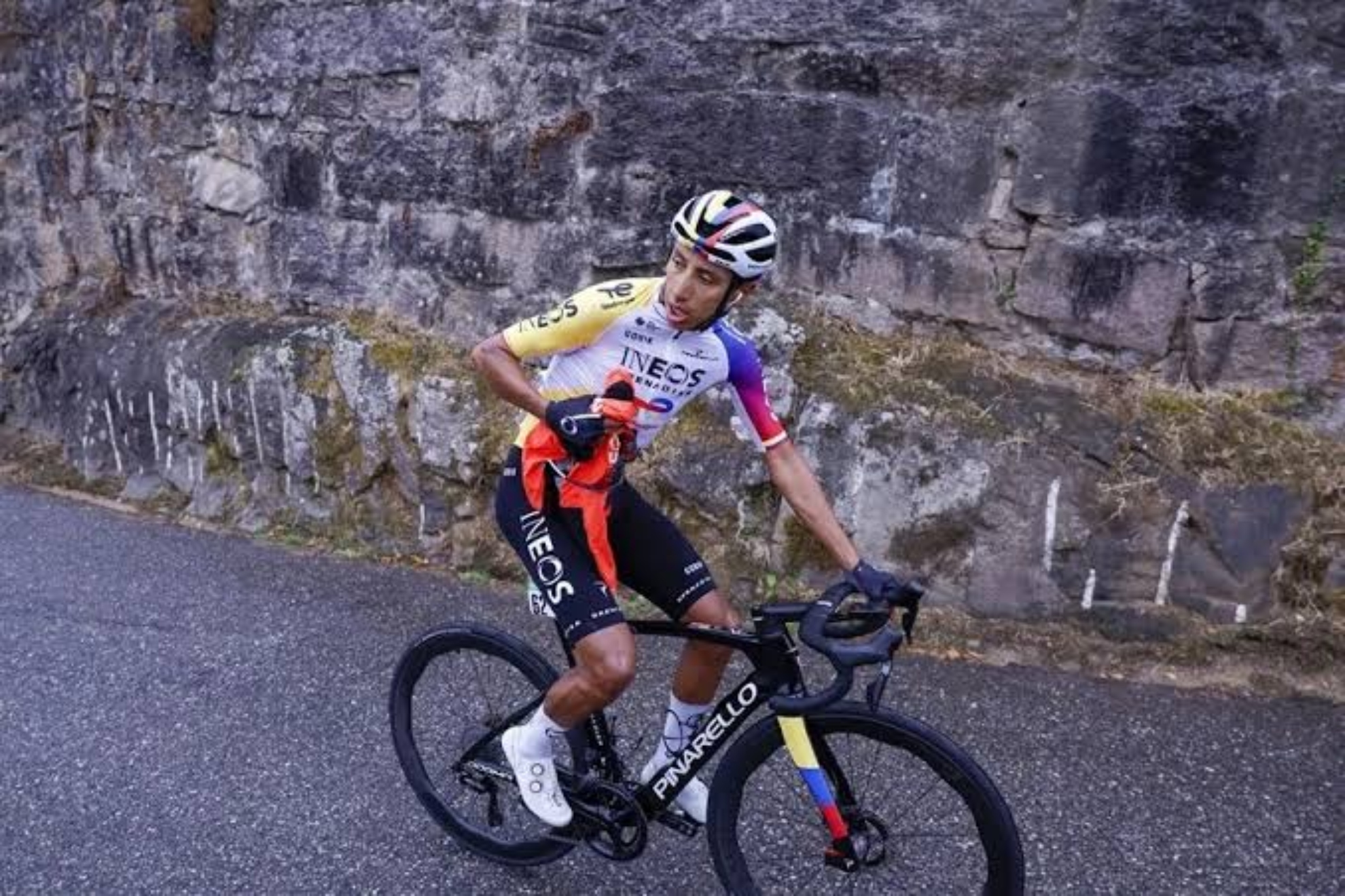 Denuncian choque de Egan Bernal contra un taxi en Bogotá.