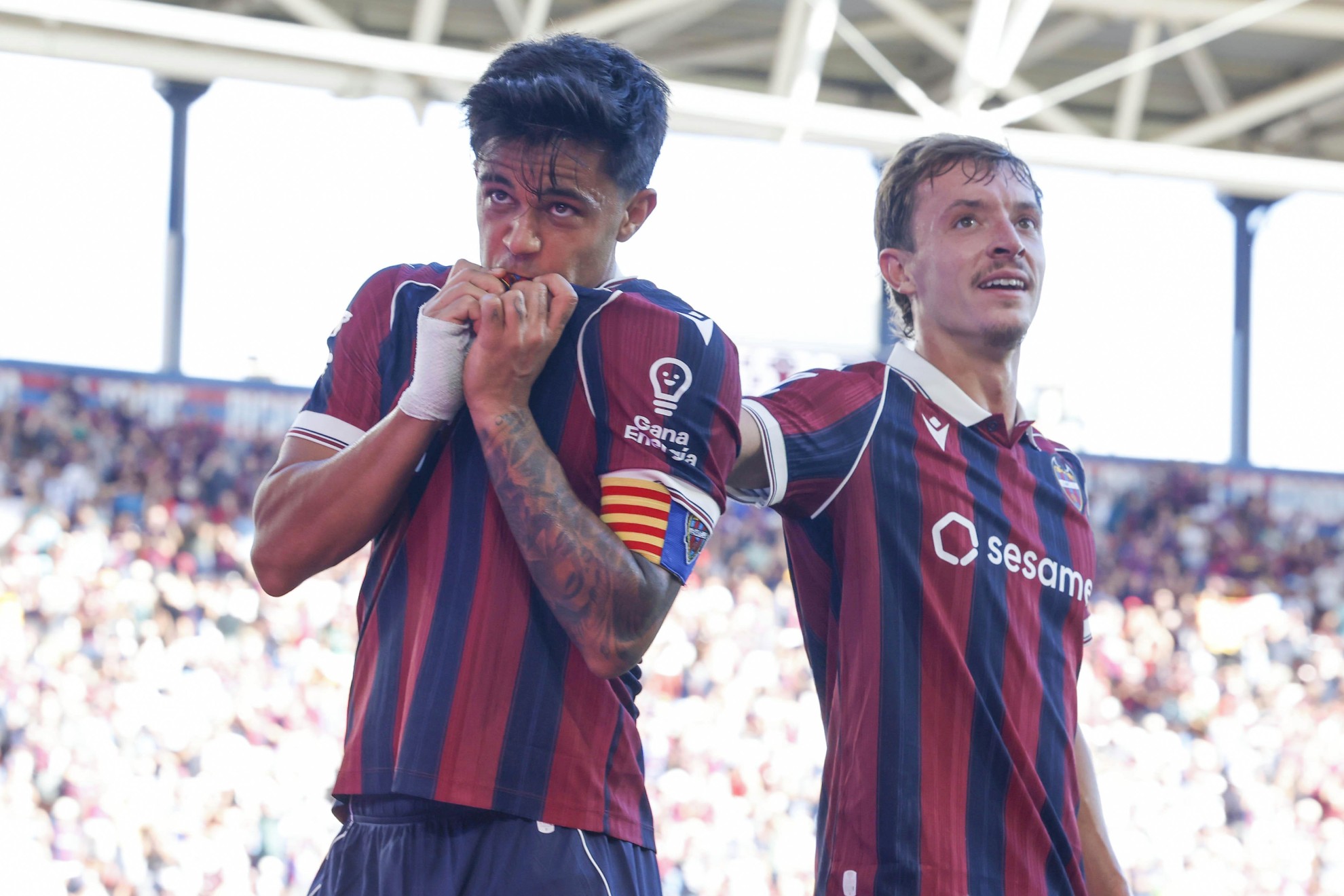 Brugué se besa el escudo para celebrar un gol.