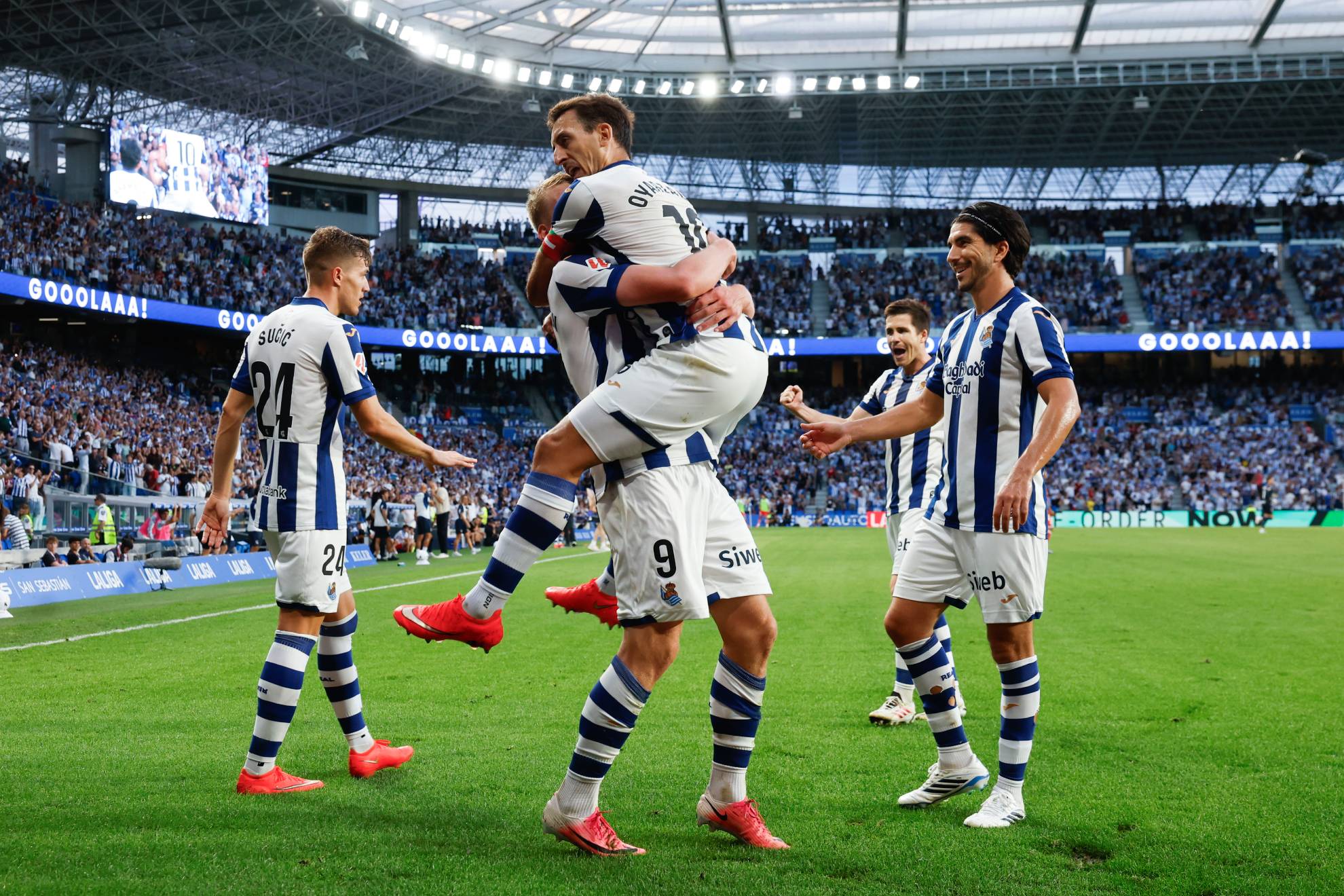 Jugadores de la Real Sociedad celebran un gol. EFE