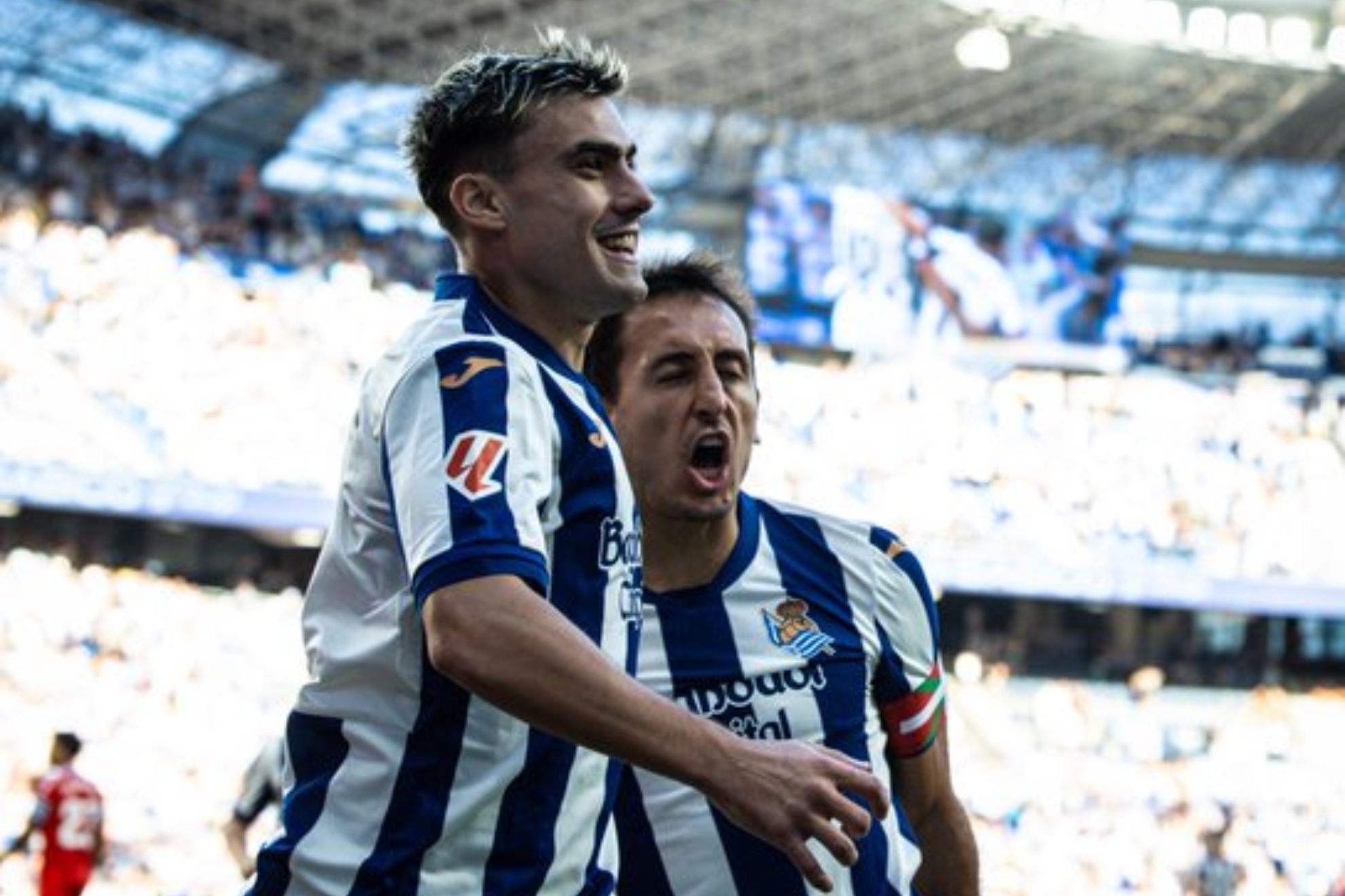 Barrenetxea y Oyarzabal celebran el primer gol de la Real contra el Espanyol. REAL SOCIEDAD