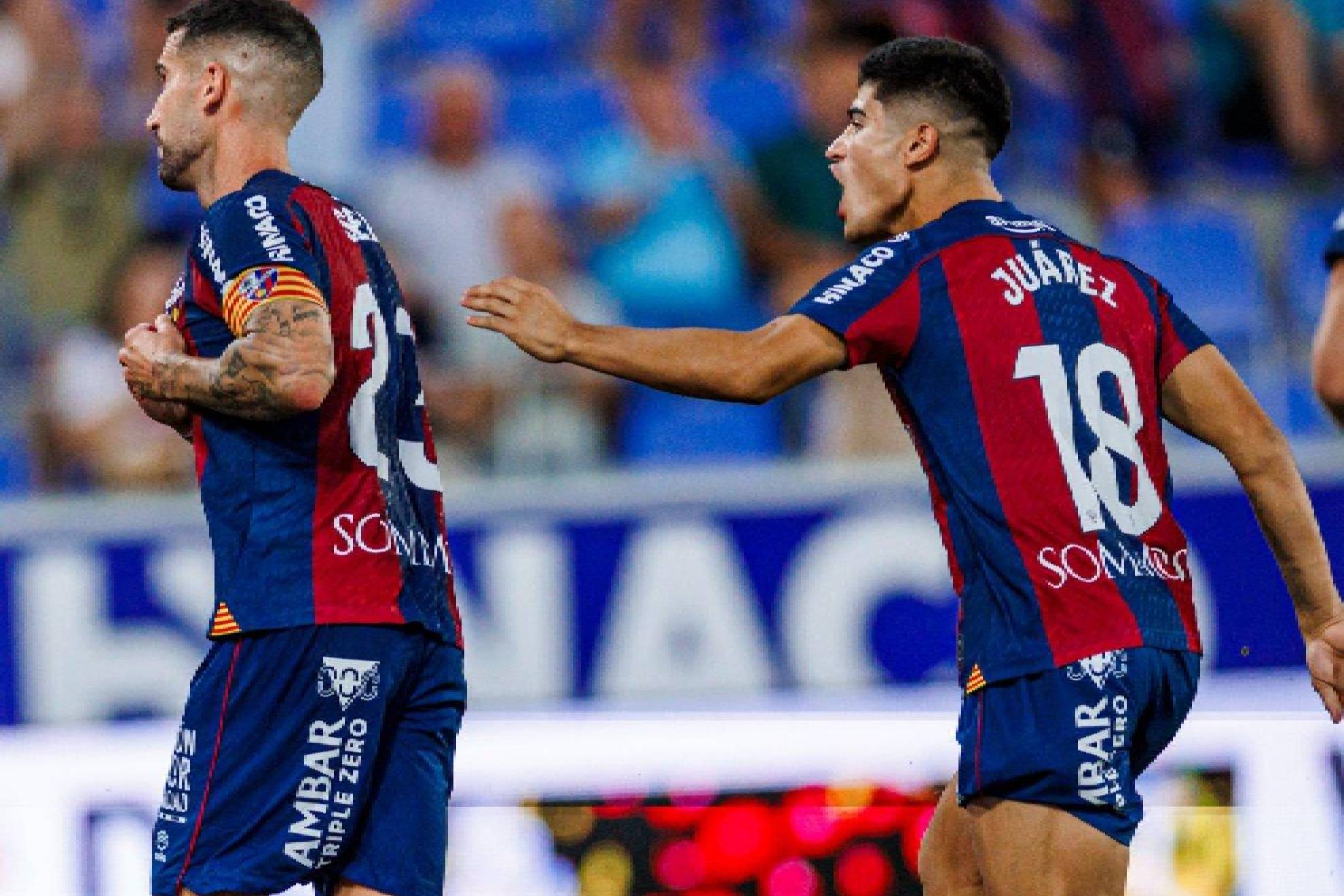 Sielva y Juárez celebran el gol del triunfo oscense
