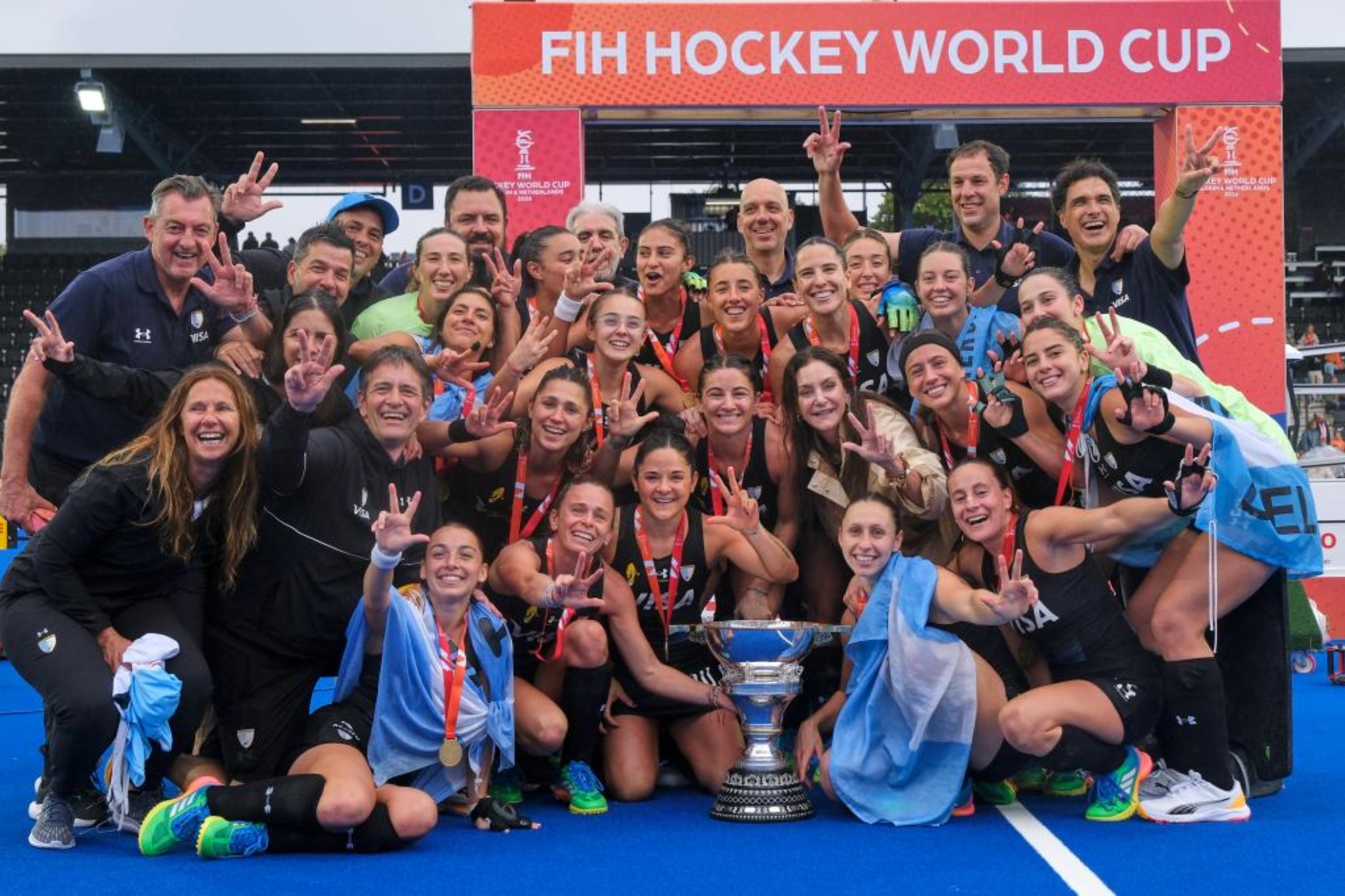 La selección argentina posa con el trofeo de campeonas del mundo LAPRESSE