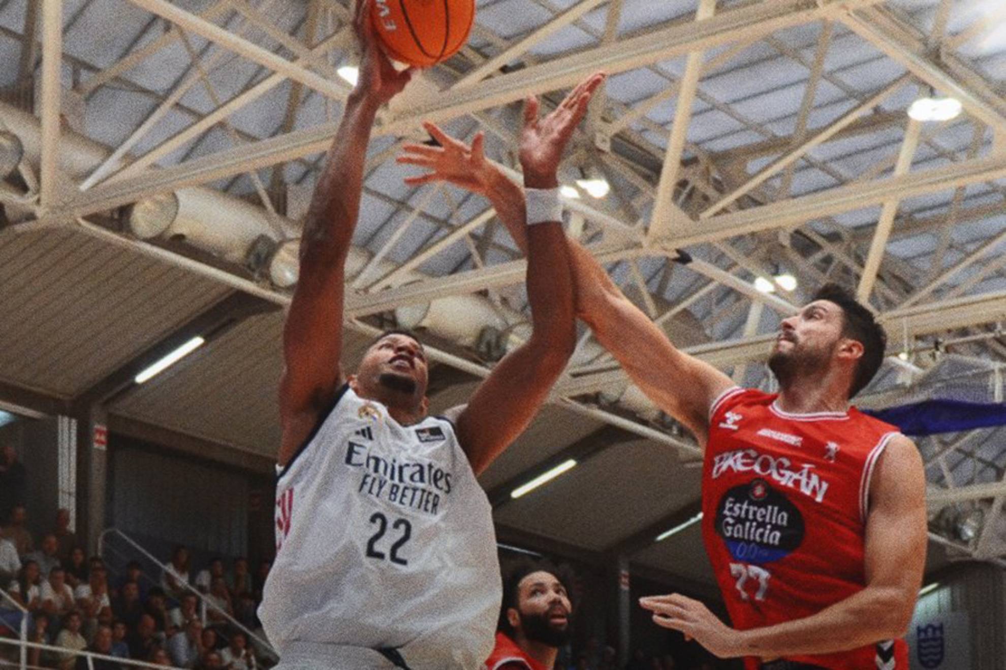 Edy Tavares trata de anotar en el amistoso ante el Río Breogán. @RMBaloncesto