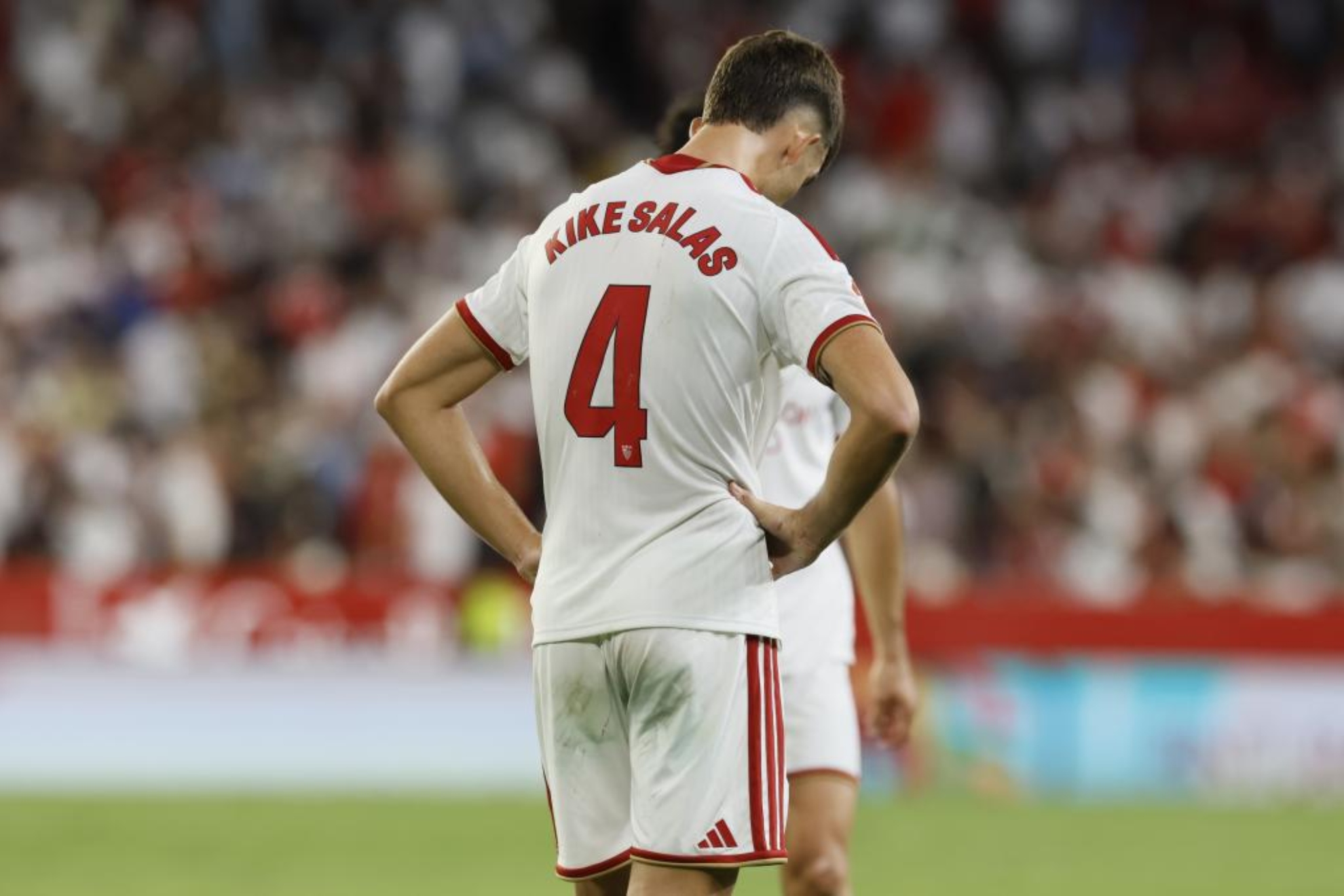 Kike Salas, cabizbajo al final del encuentro ante el Atlético. EFE