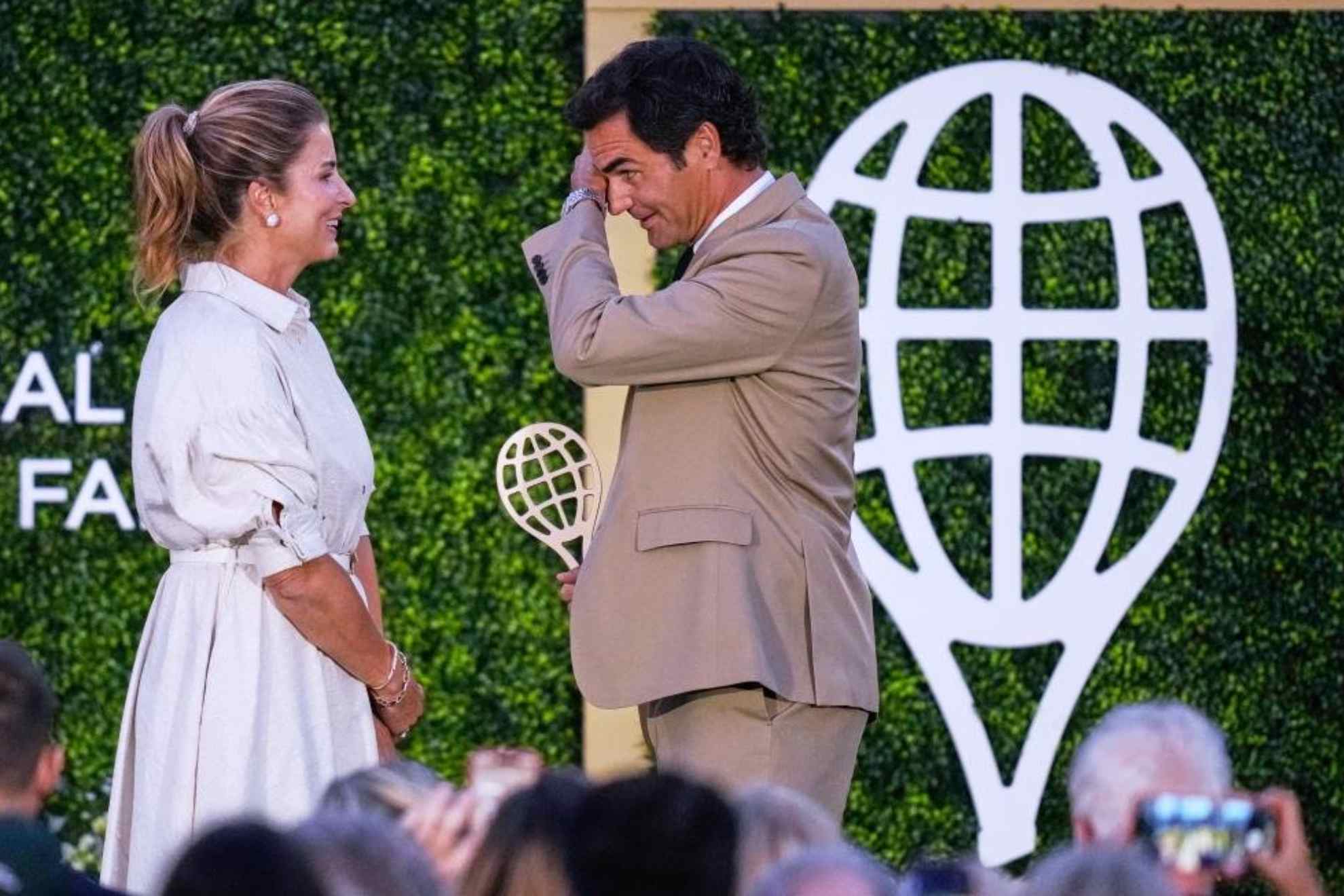 Roger Federer, emocionado junto a su mujer Mirka en el escenario. LAPRESSE
