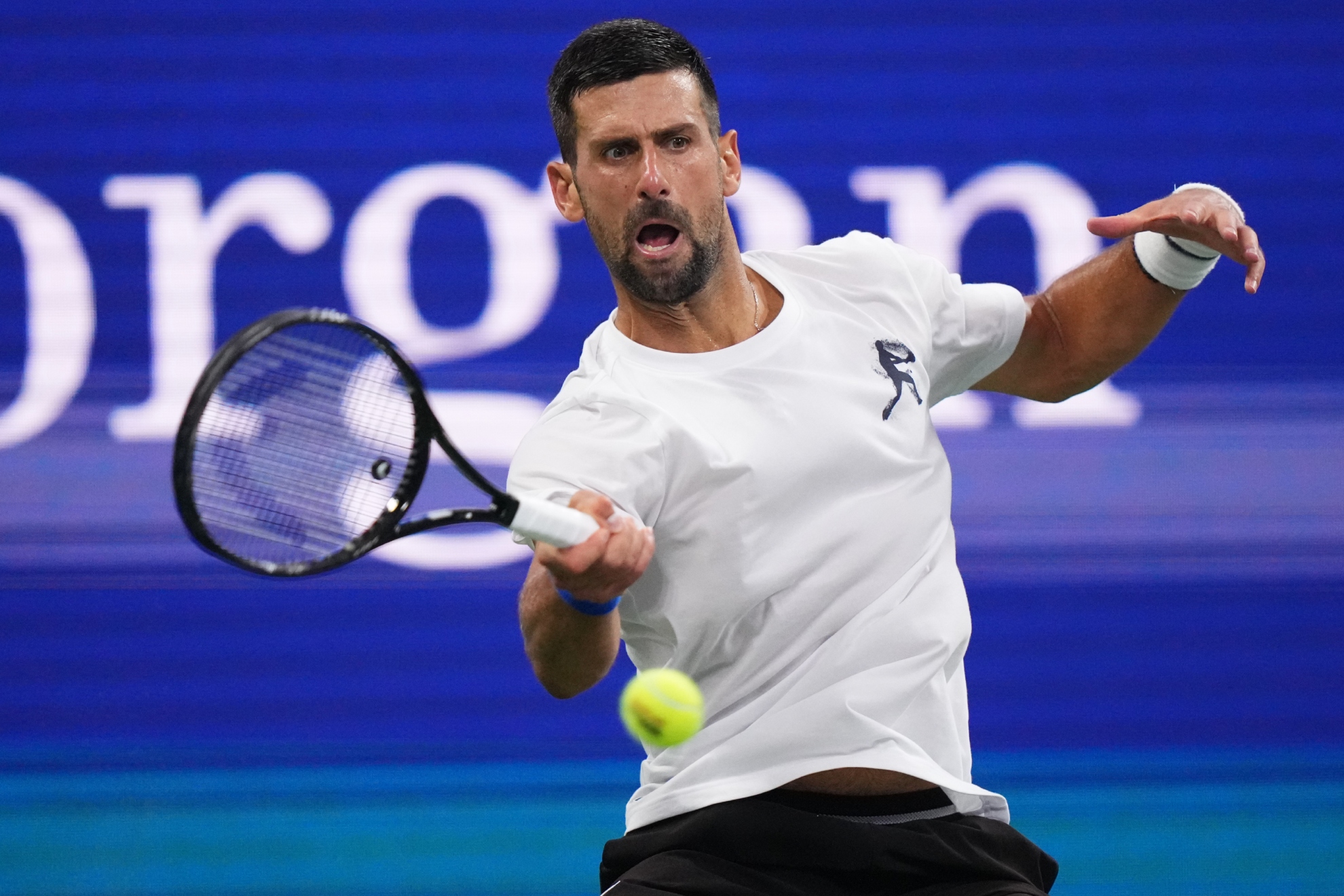 Djokovic pega de derecha.