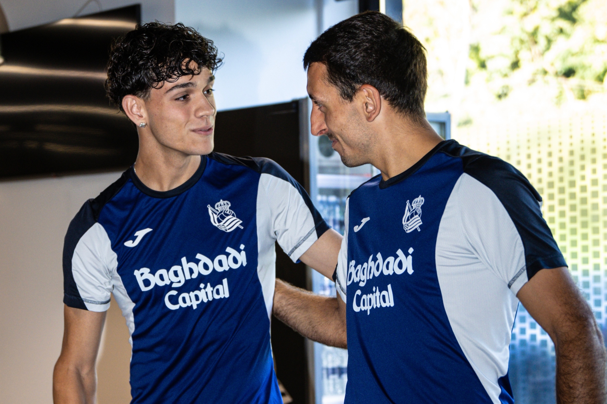 Héctor Fort saluda a Mikel Oyarzabal en Zubieta. REAL SOCIEDAD