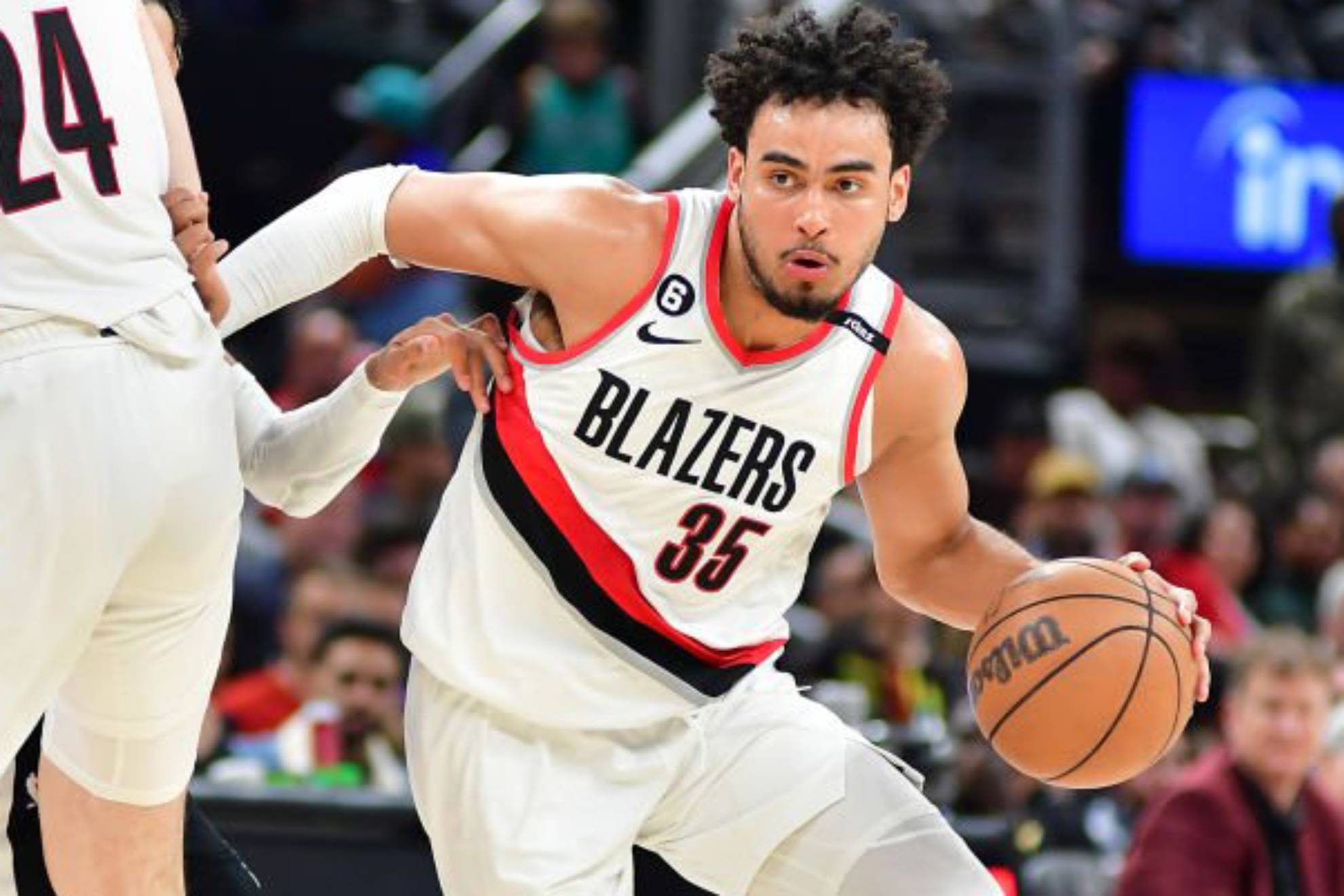 Justin Minaya, en un partido con los Blazers.