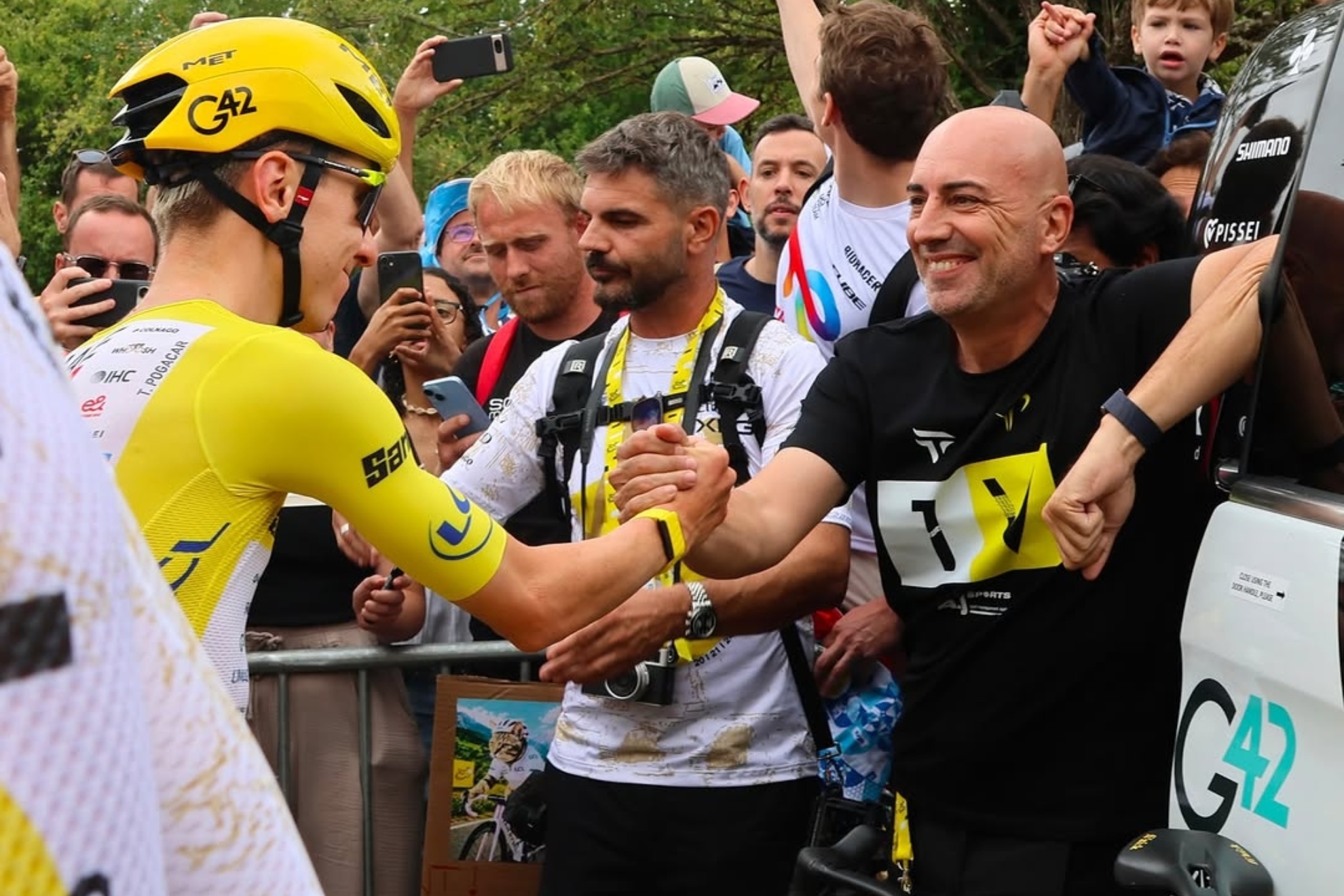 Alex Carera se saluda con Pogacar tras conquistar el Tour 2026. @alexcarera