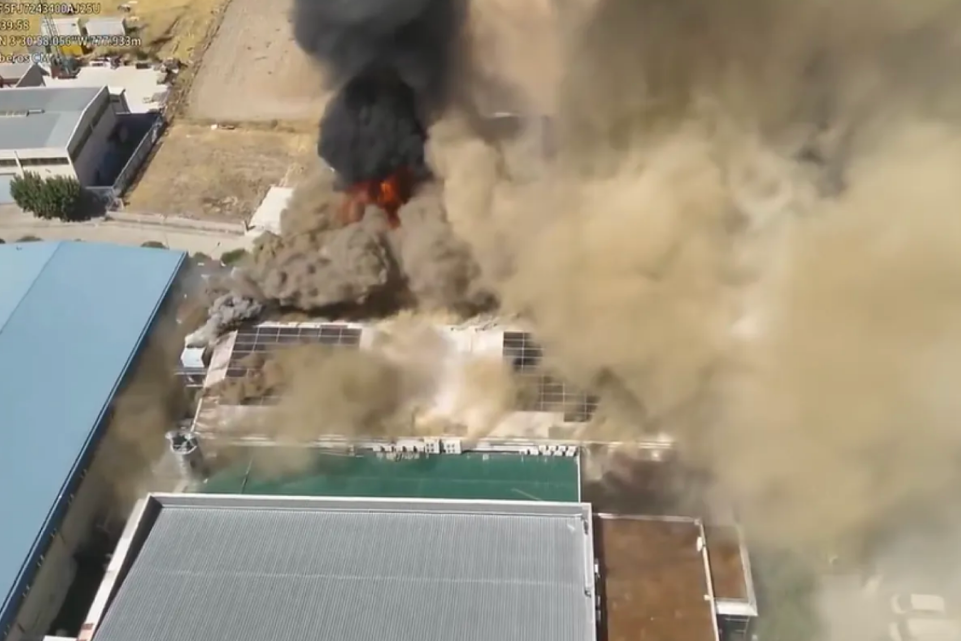 Imagenes del incendio en la productora NonStop Bomberos de Madrid