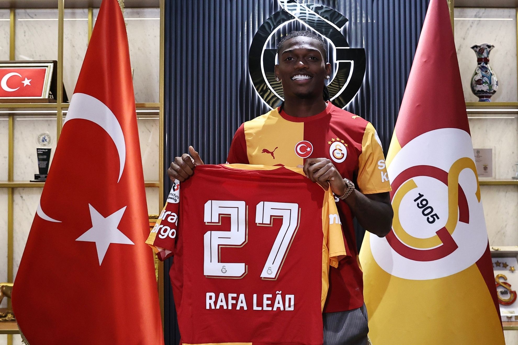 Leao posa como nuevo jugador de Galatasaray