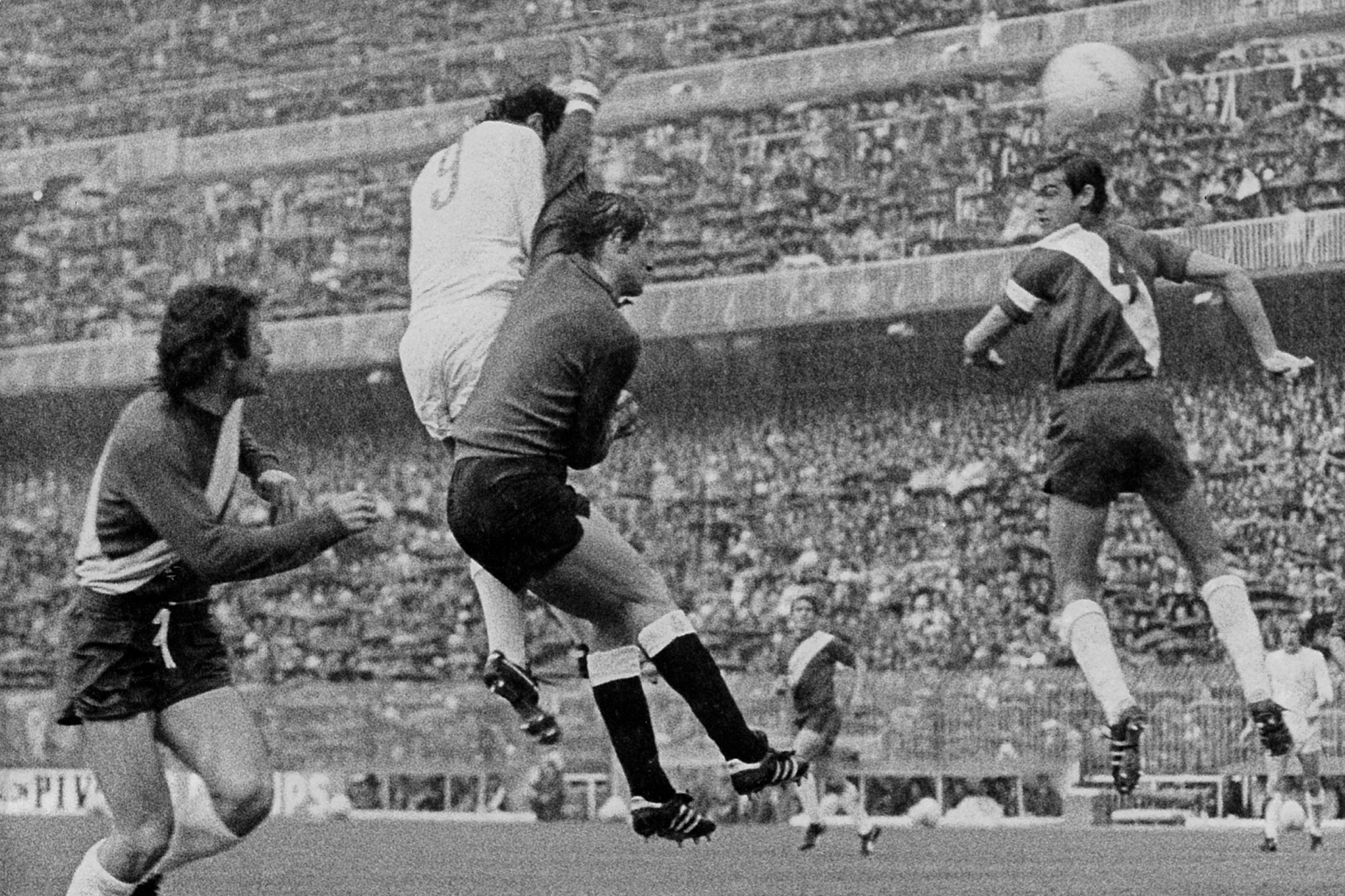 Santillana remata de cabeza para batir al Rayo en el partido del 12 de mayo de 1978. Archivo MARCA
