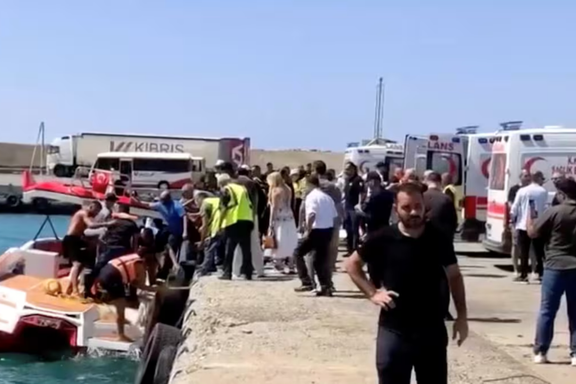 Momento del rescate de los pasajeros del barco hundido en Chipre Redes sociales