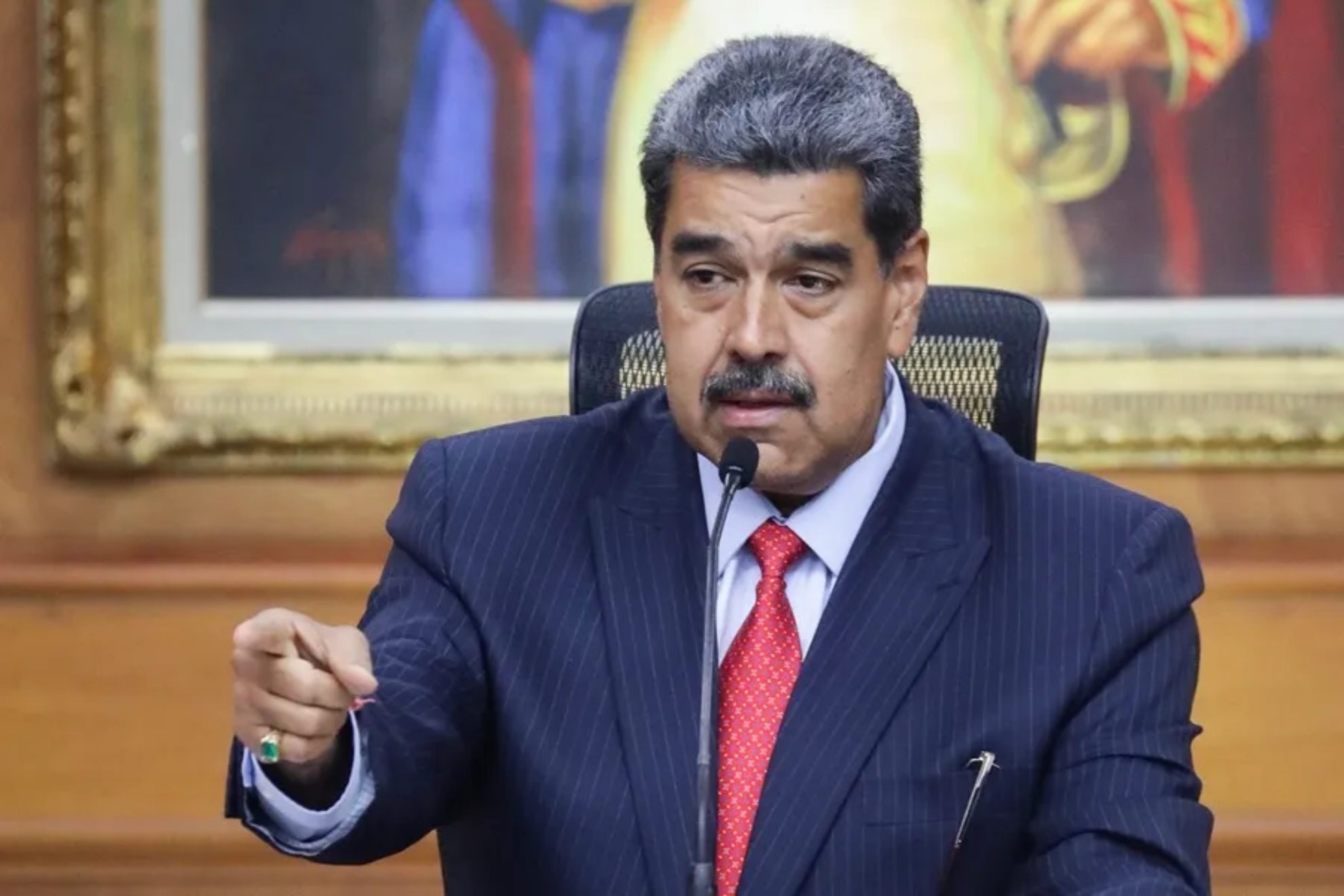 Maduro sentado señalando EFE