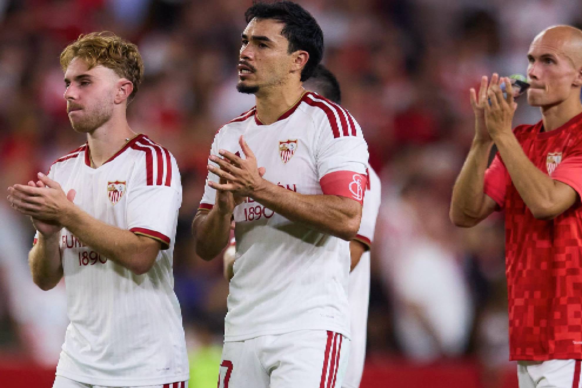 Los jugadores del Sevilla agradecen el apoyo del público